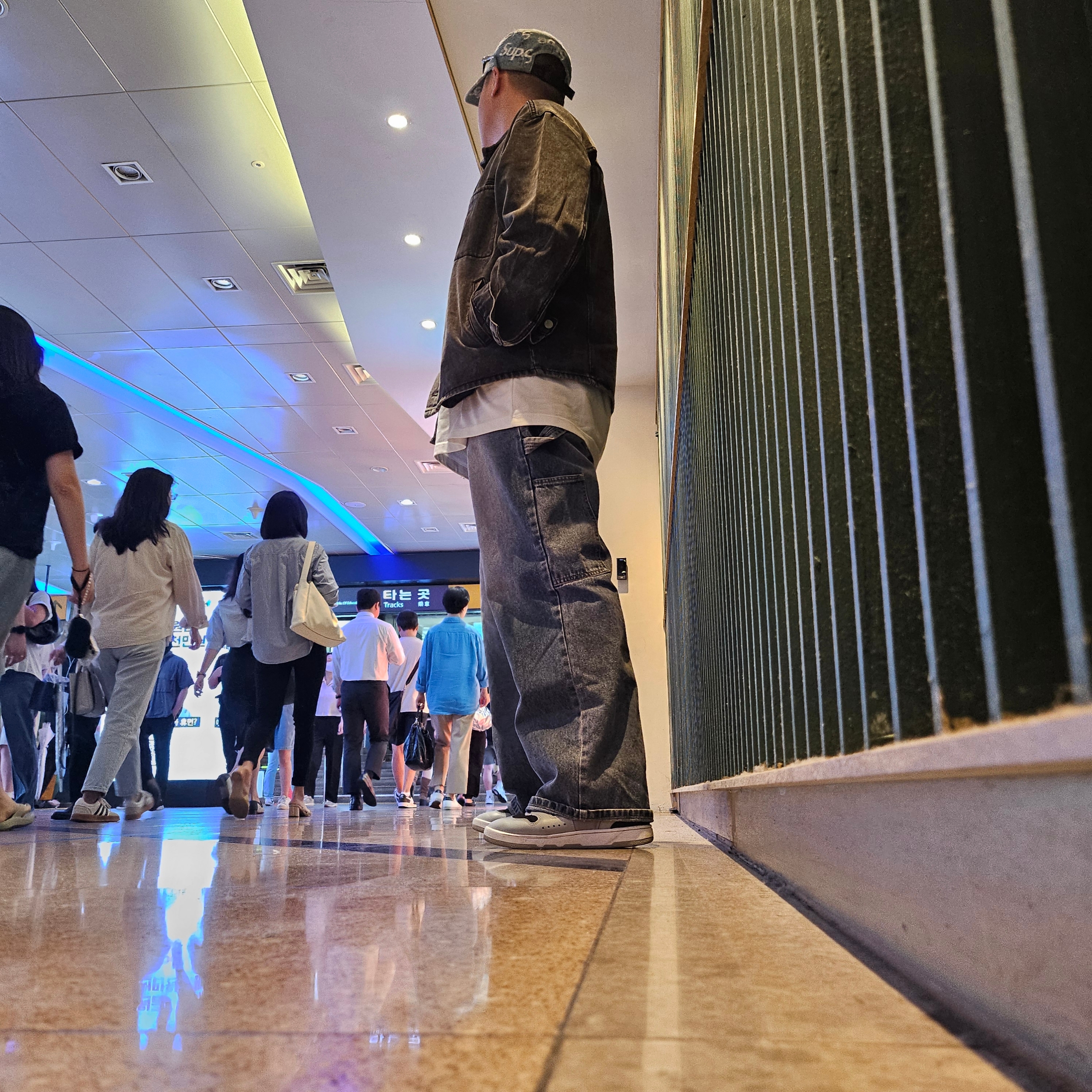 Nike x Travis Scott Mac Attack SP Light Smoke Grey, Supreme Frayed Logos Denim Camp Cap Blue - 21SS 착용 스타일 - 3