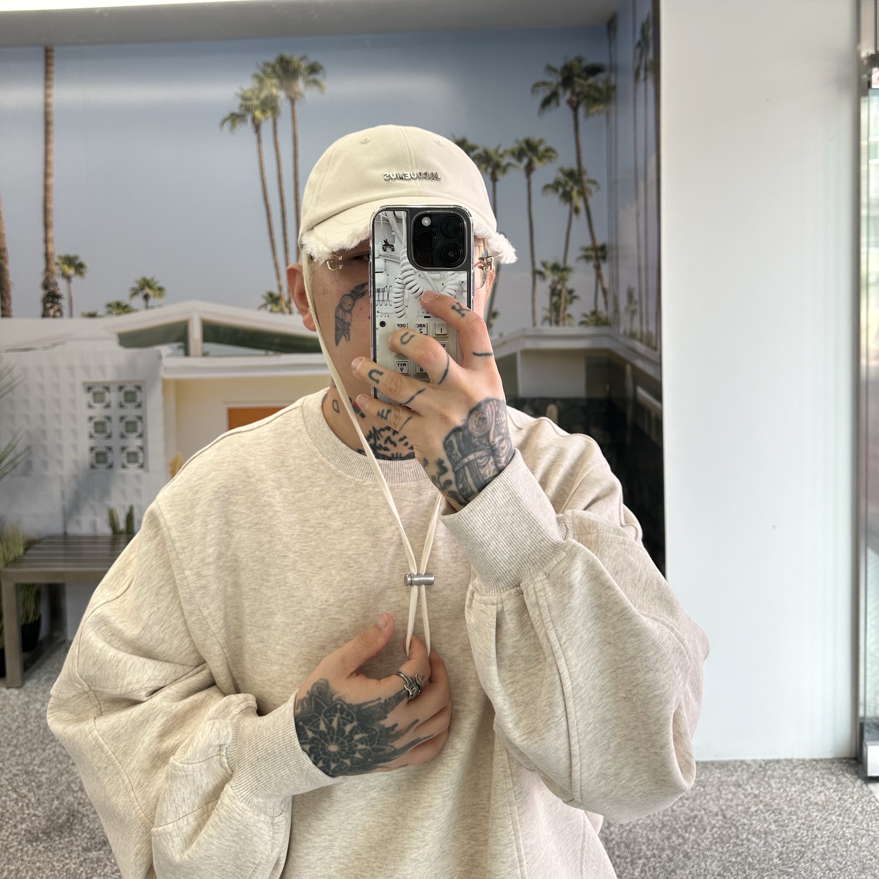 Jacquemus La Casquette Artichaut Fringe Baseball Cap Off White, New Balance x Casablanca 327 Idealist Black Grey Pink 착용 스타일 - 2