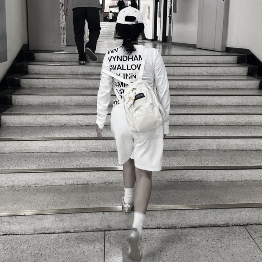 [KREAM 단독] Safarispot Women 1/2 Highway Inn LS T-Shirt White Black, Onitsuka Tiger Mexico 66 White Silver 착용 스타일