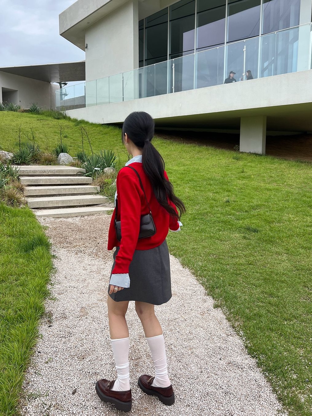 Siyazu SIKN2126 Merino Wool Minimal Cardigan Red 착용 스타일 - 4