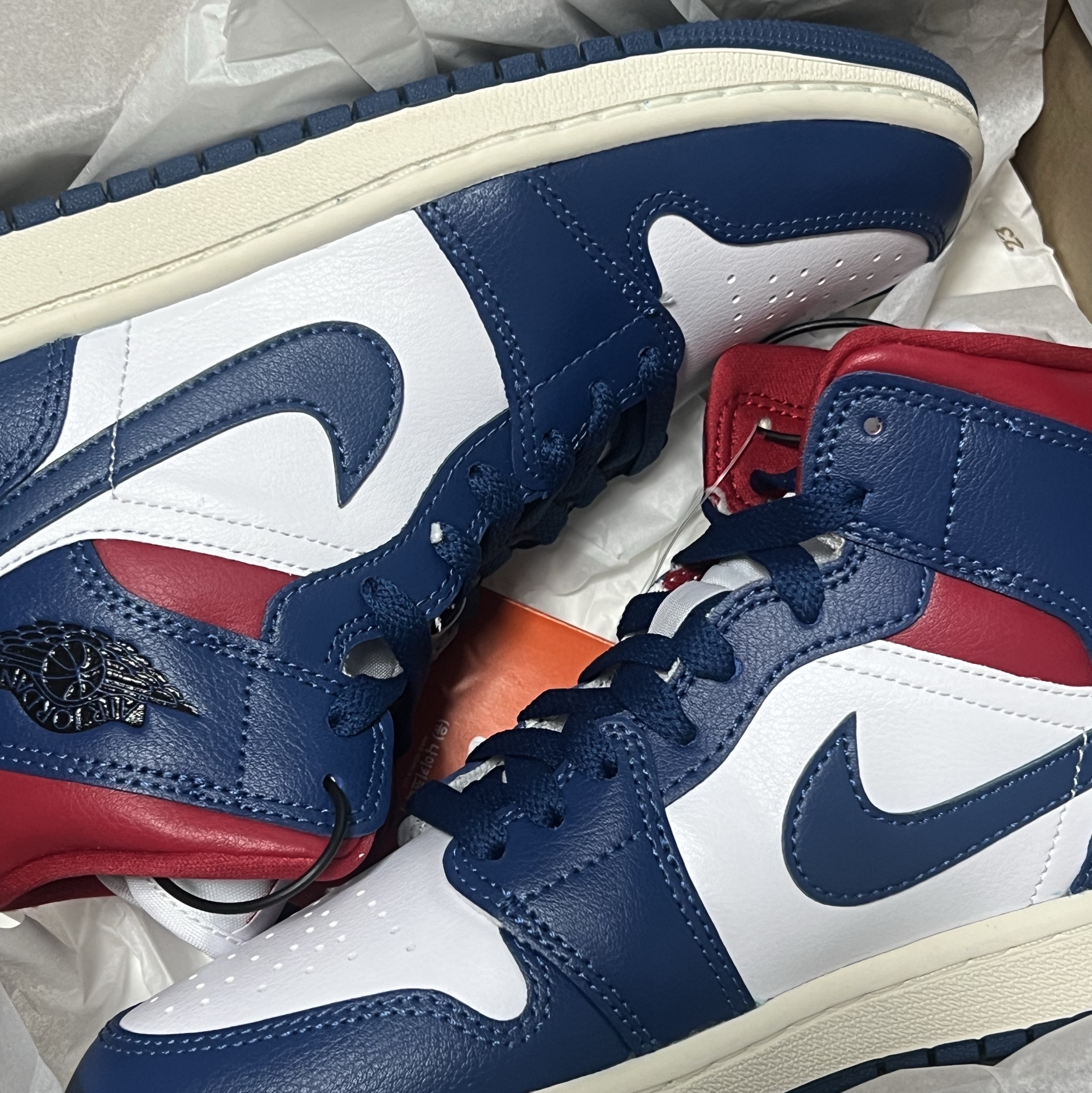 (W) Jordan 1 Mid French Blue Gym Red 착용 스타일 - 1