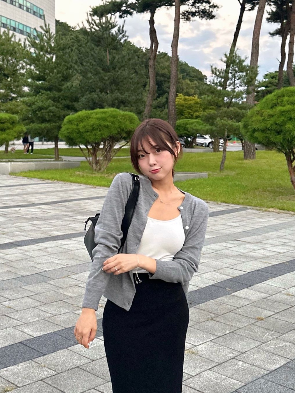 Siyazu SIKN2126 Merino Wool Minimal Cardigan Melange gray 착용 스타일 - 1
