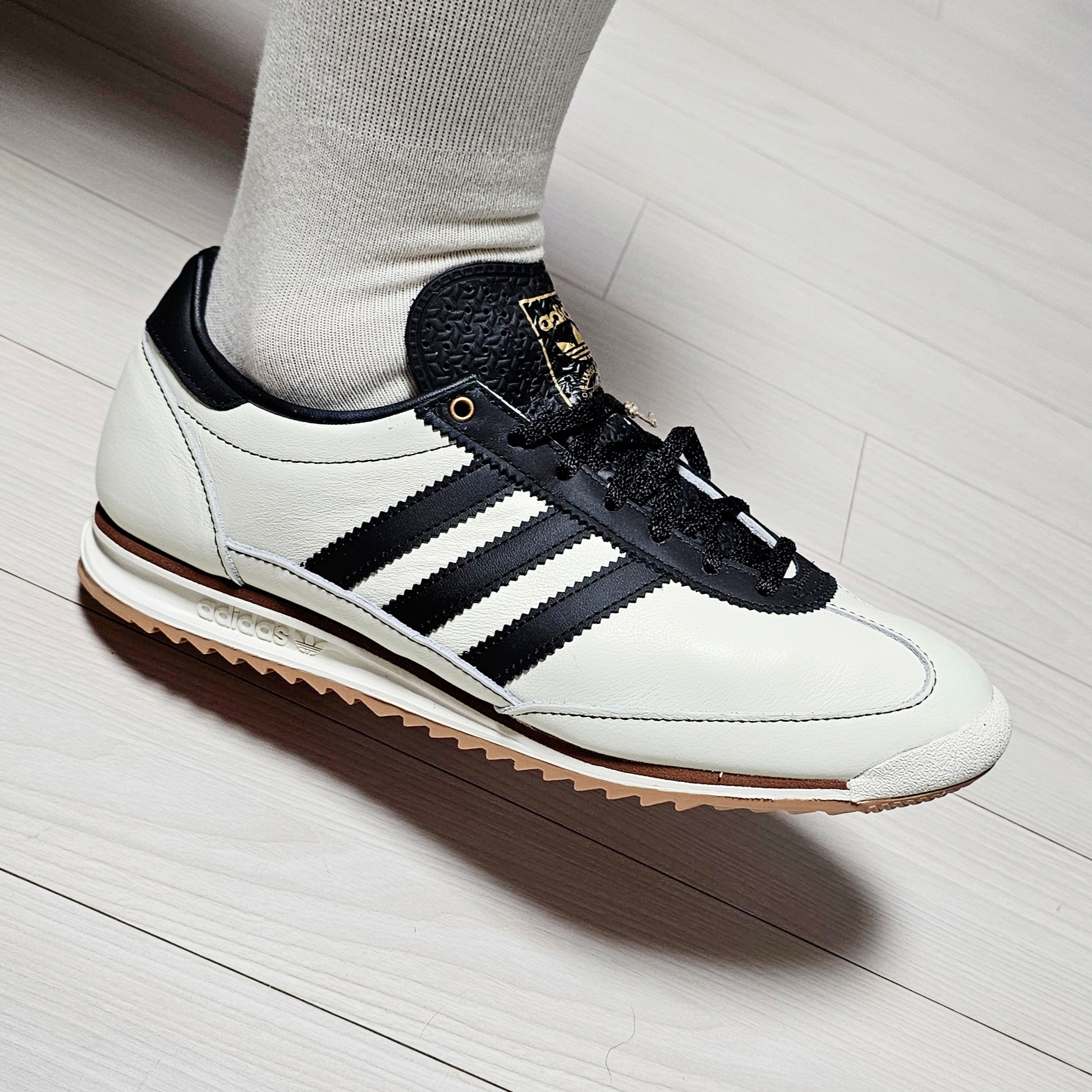 (W) Adidas SL 72 OG Off White Core Black 착용 스타일
