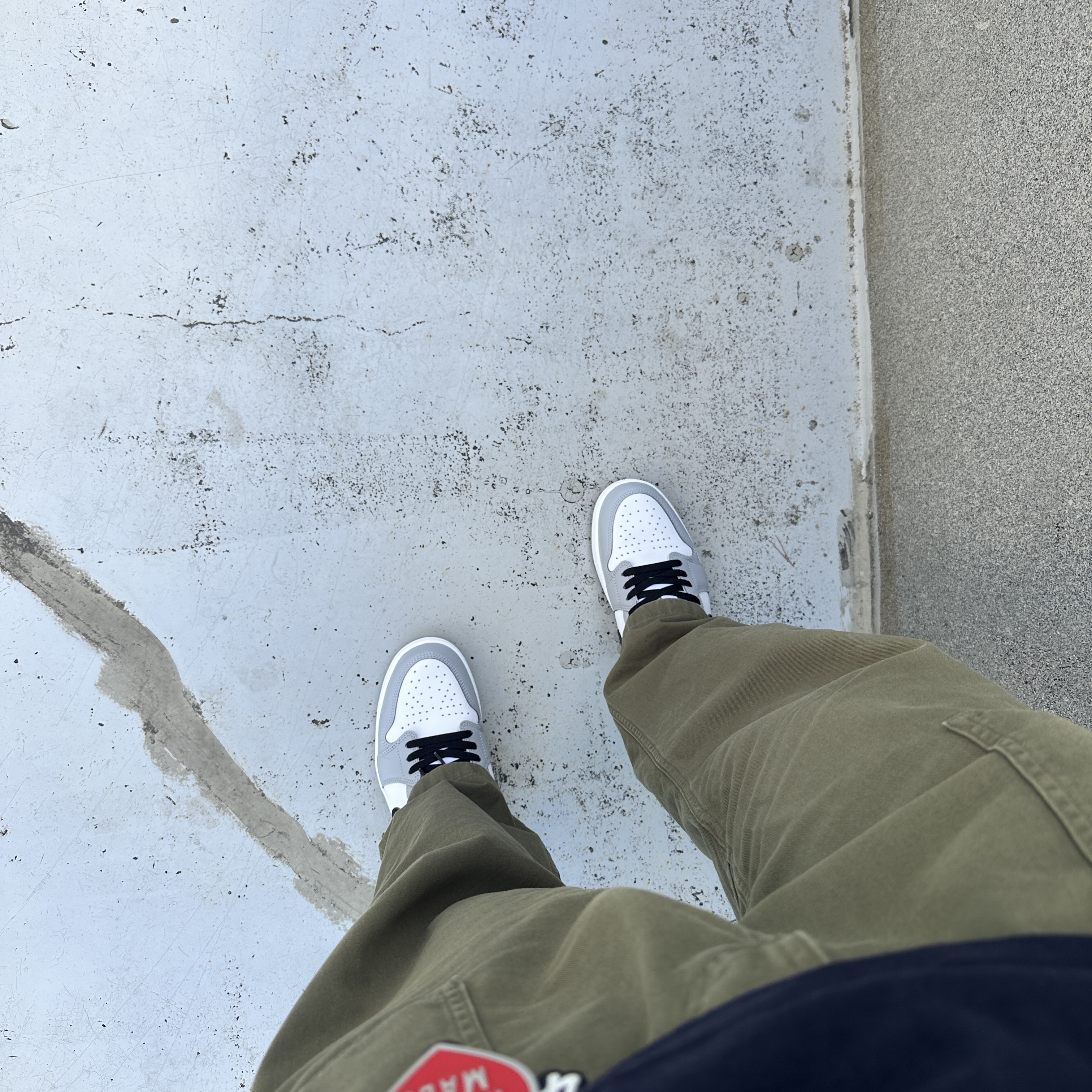 Jordan 1 Retro Low OG Wolf Grey and White, Human Made x Verdy Girls Don't Cry Keyring Red 착용 스타일