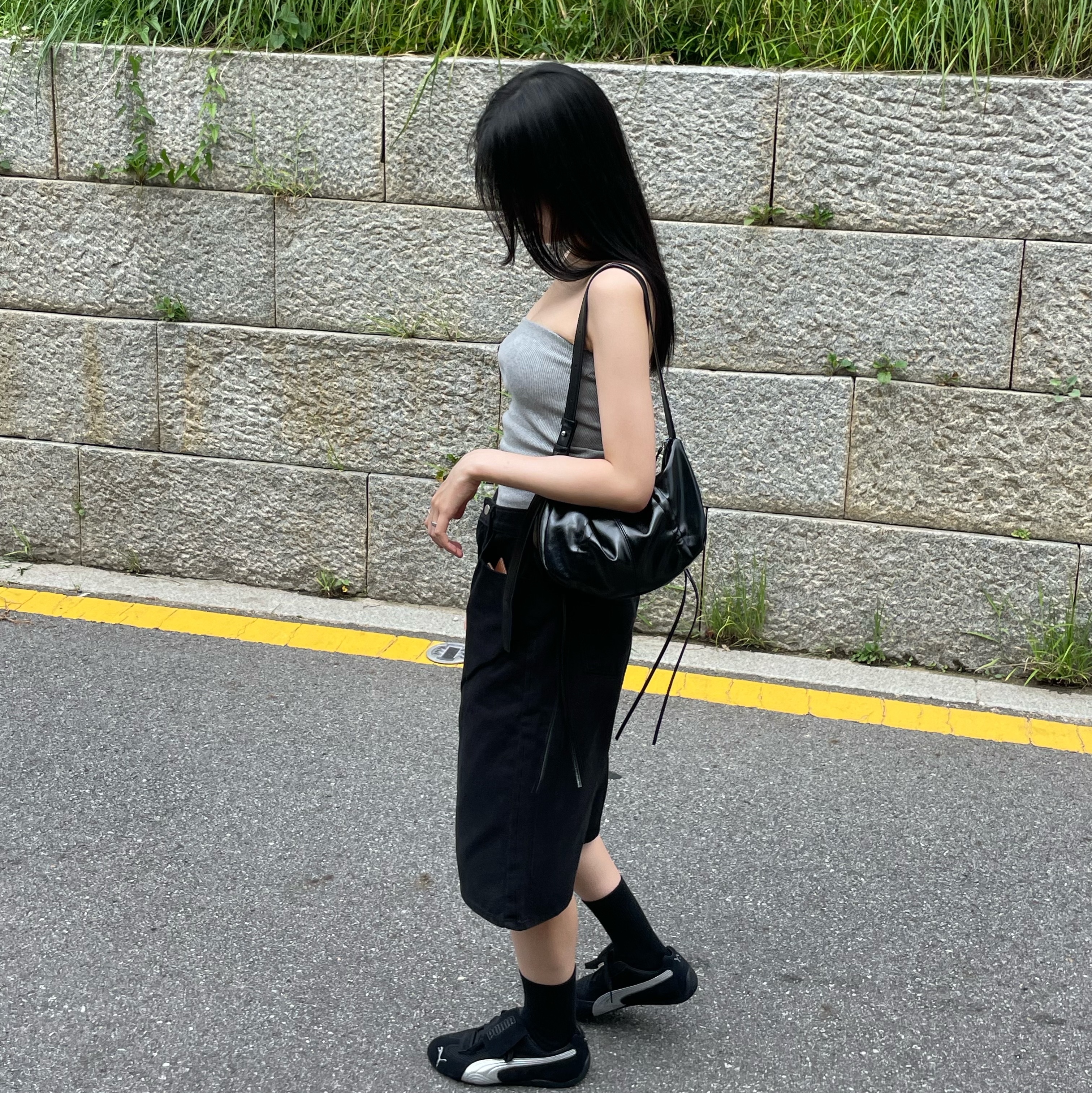 Matin Kim Half Shirring Ribbon Round Bag Black 착용 스타일 - 1