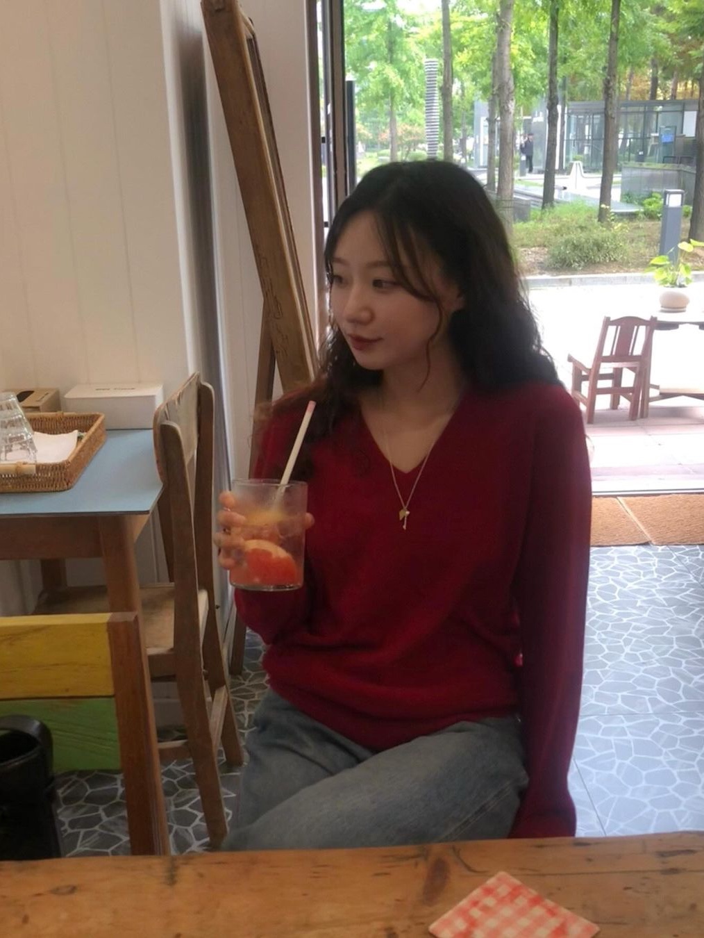 Siyazu SIKN2124 V-neck Single Knit Cherry red 착용 스타일 - 2