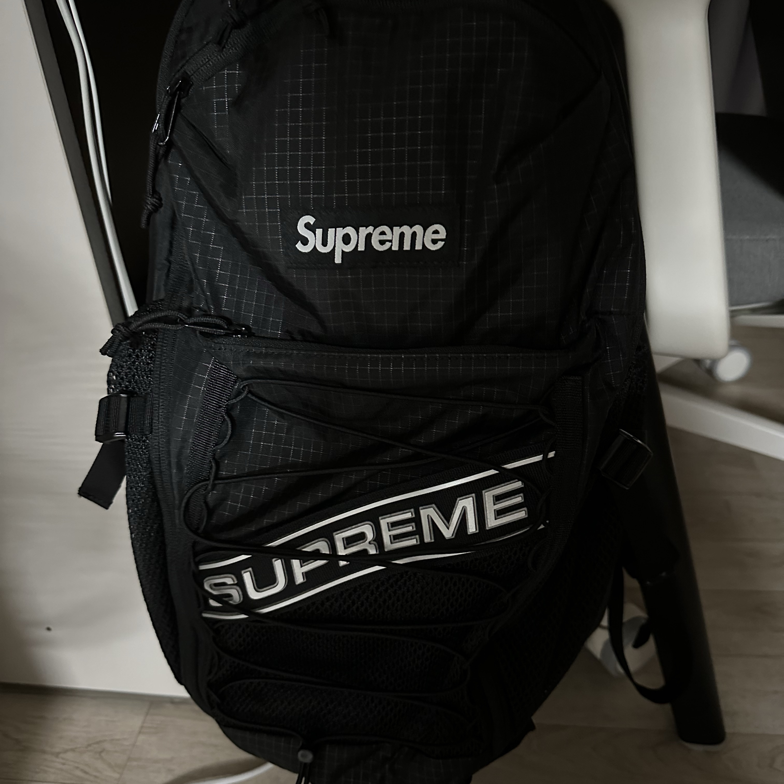 Supreme Backpack Black - 23FW 착용 스타일