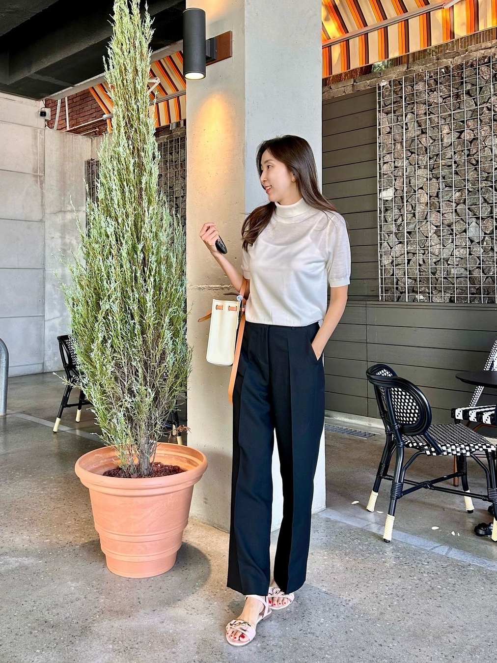 Siyazu SIPT7132 Boy Fit Straight Slacks Black 착용 스타일 - 1