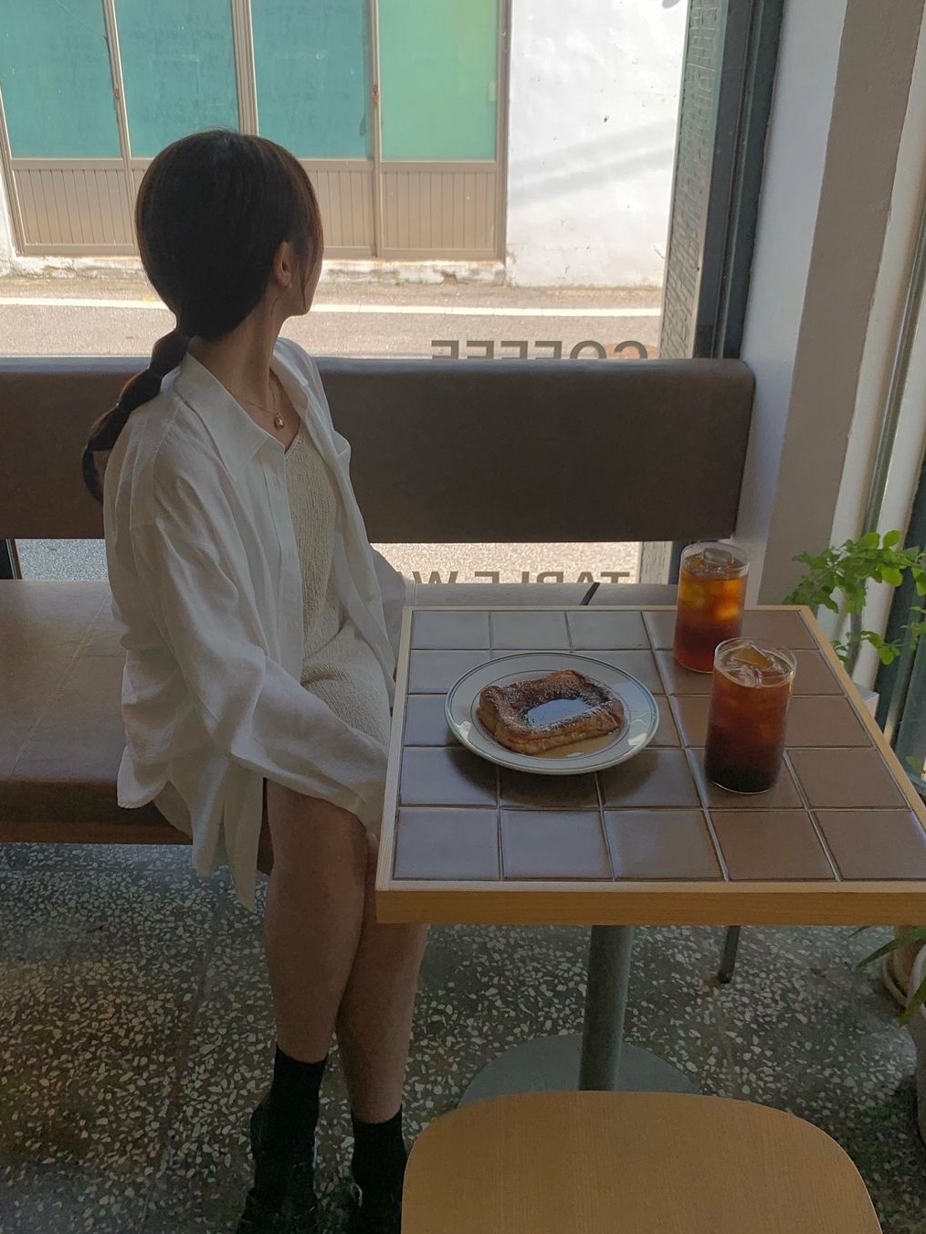 Siyazu SITP5160 Loose Fit Linkel Silky Shirt White 착용 스타일 - 1