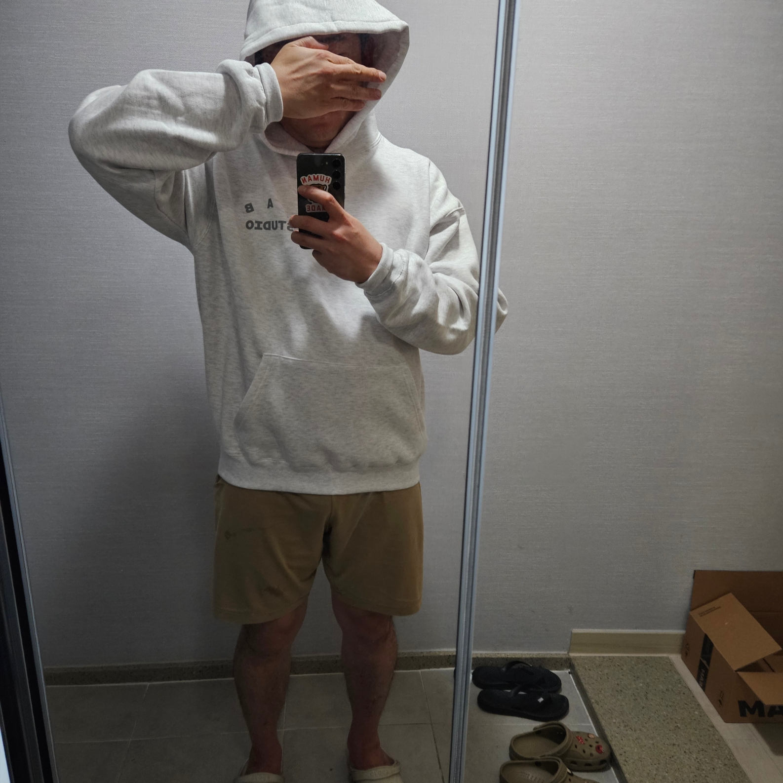 IAB Studio Hoodie Light Gray 착용 스타일