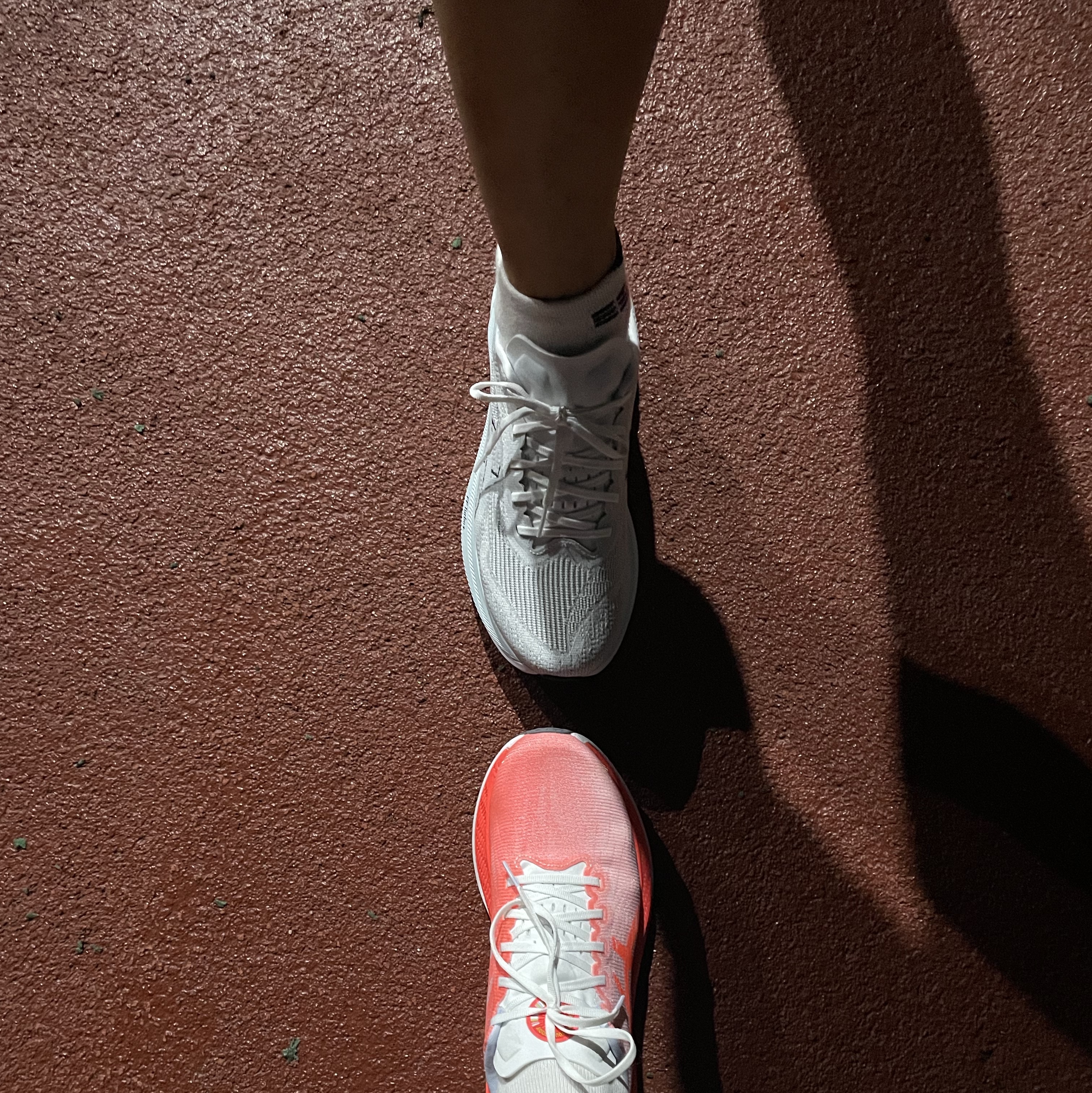 Asics Superblast White Sunrise Red, Asics Superblast 2 White Cool Grey 착용 스타일