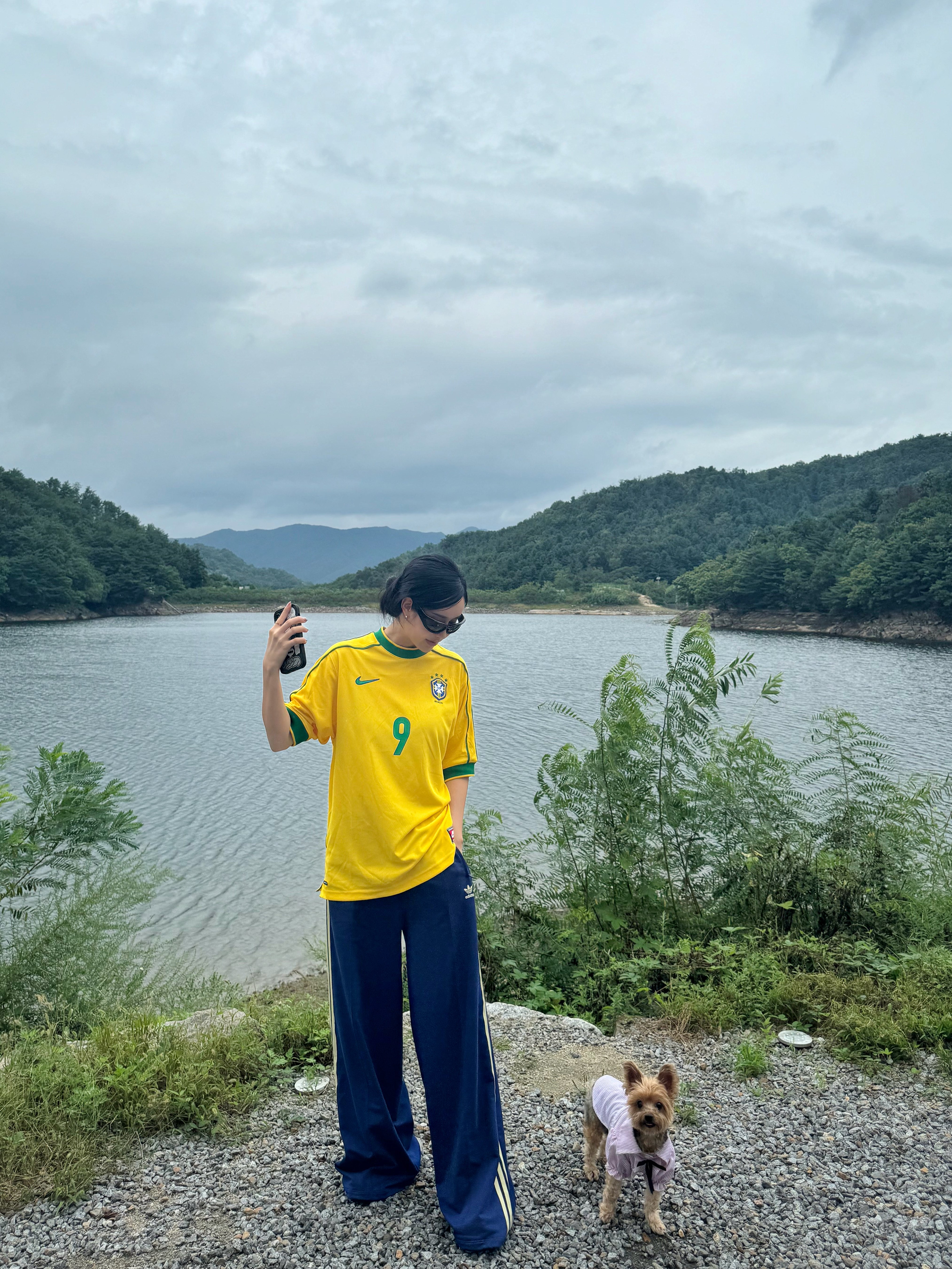 Nike Brazil 1998 Reissue Soccer Replica Jersey Varsity Maize Ronaldo (Marking Ver.), Balenciaga Swift Oval Sunglasses Black 착용 스타일 - 10