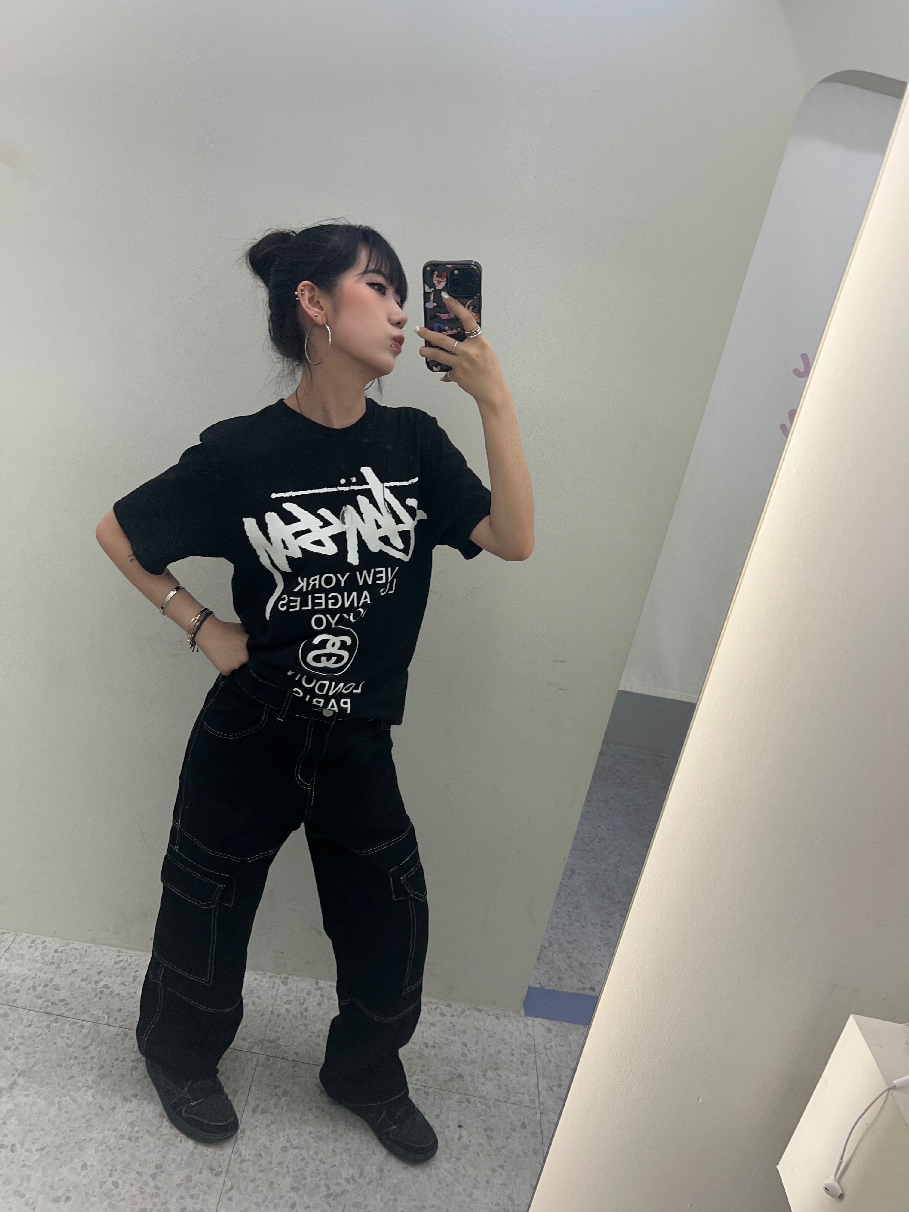 Jordan 1 x Travis Scott Retro Low OG SP Black Phantom, Stussy World Tour T-Shirt Black 2023 착용 스타일