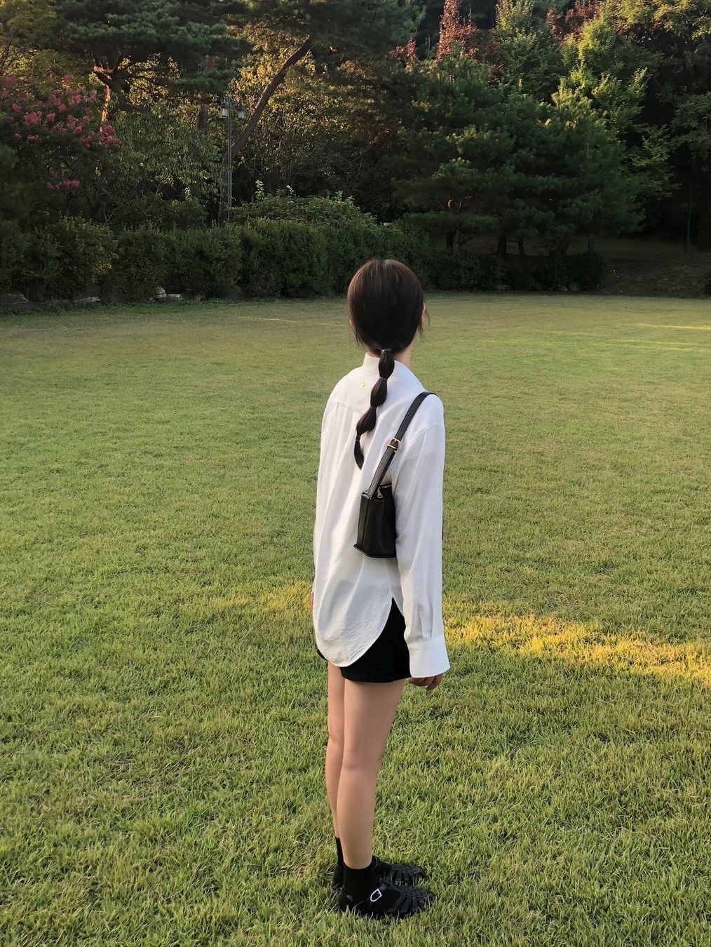 Siyazu SITP5160 Loose Fit Linkel Silky Shirt White 착용 스타일 - 2