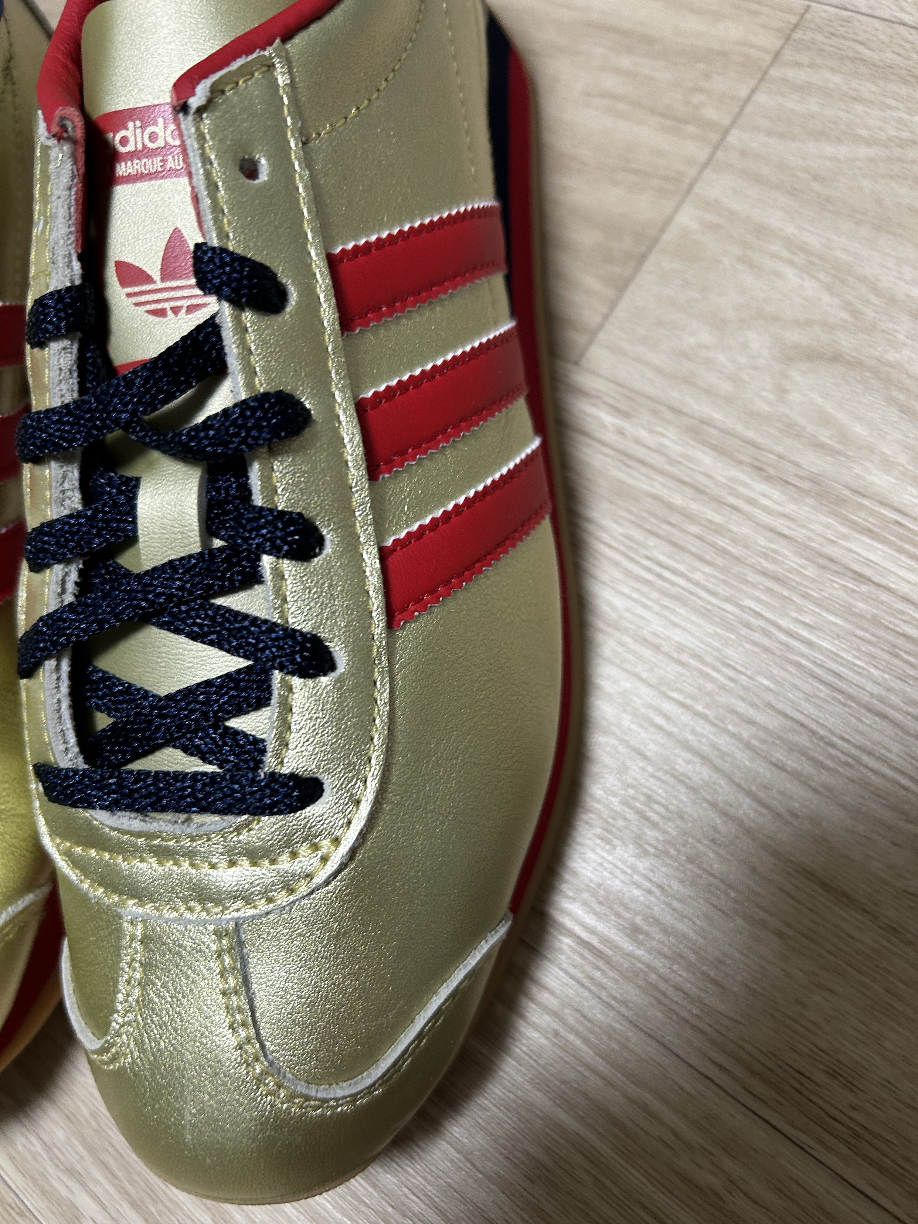 Adidas Country OG Gold Metallic Better Scarlet 착용 스타일
