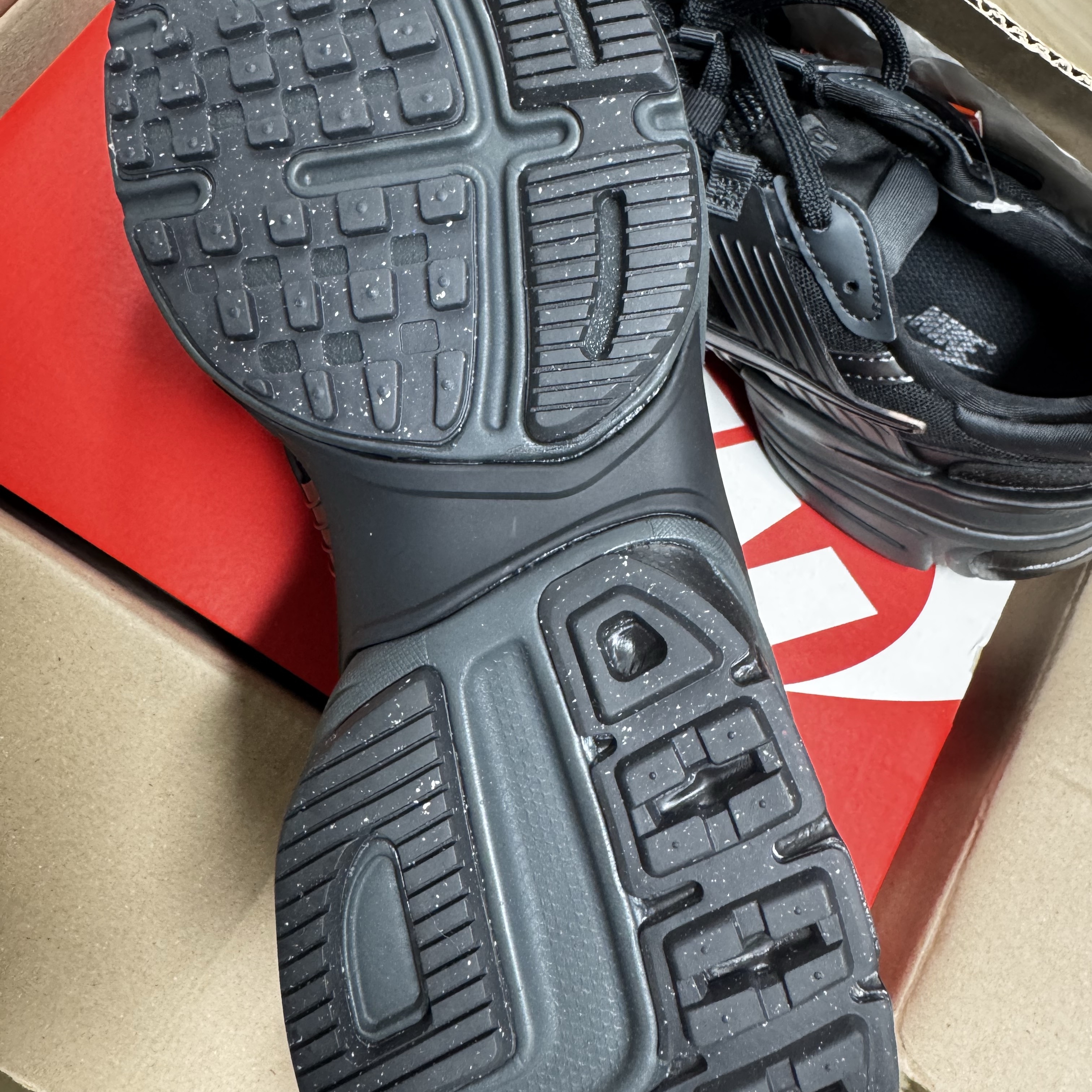 Nike V2K Run Black Anthracite 착용 스타일 - 4