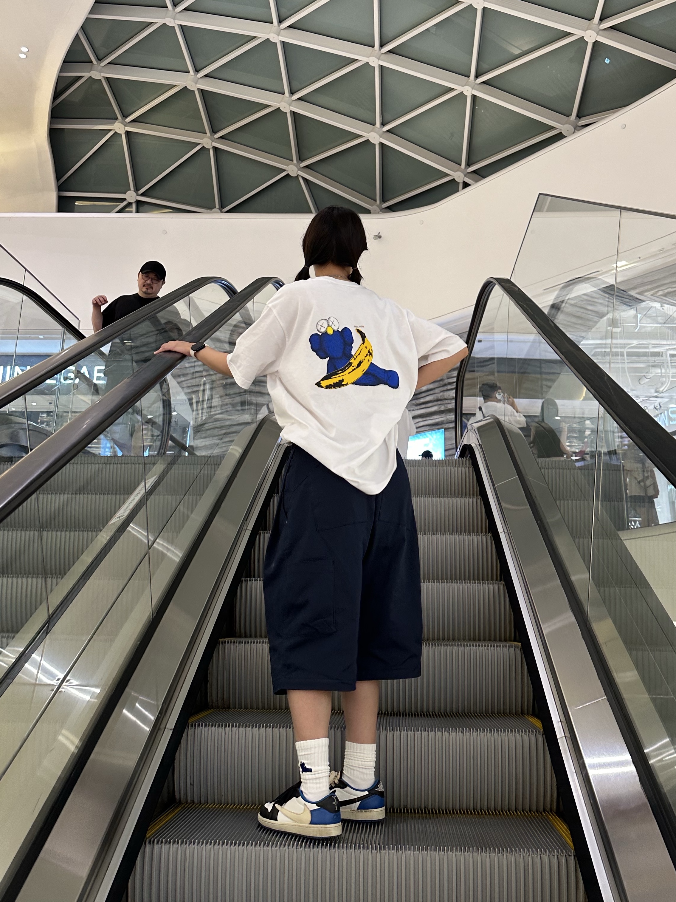 Uniqlo UT x Kaws x Warhol Socks A White, Jordan 1 x Travis Scott x Fragment Retro Low OG SP Military Blue 착용 스타일 - 4