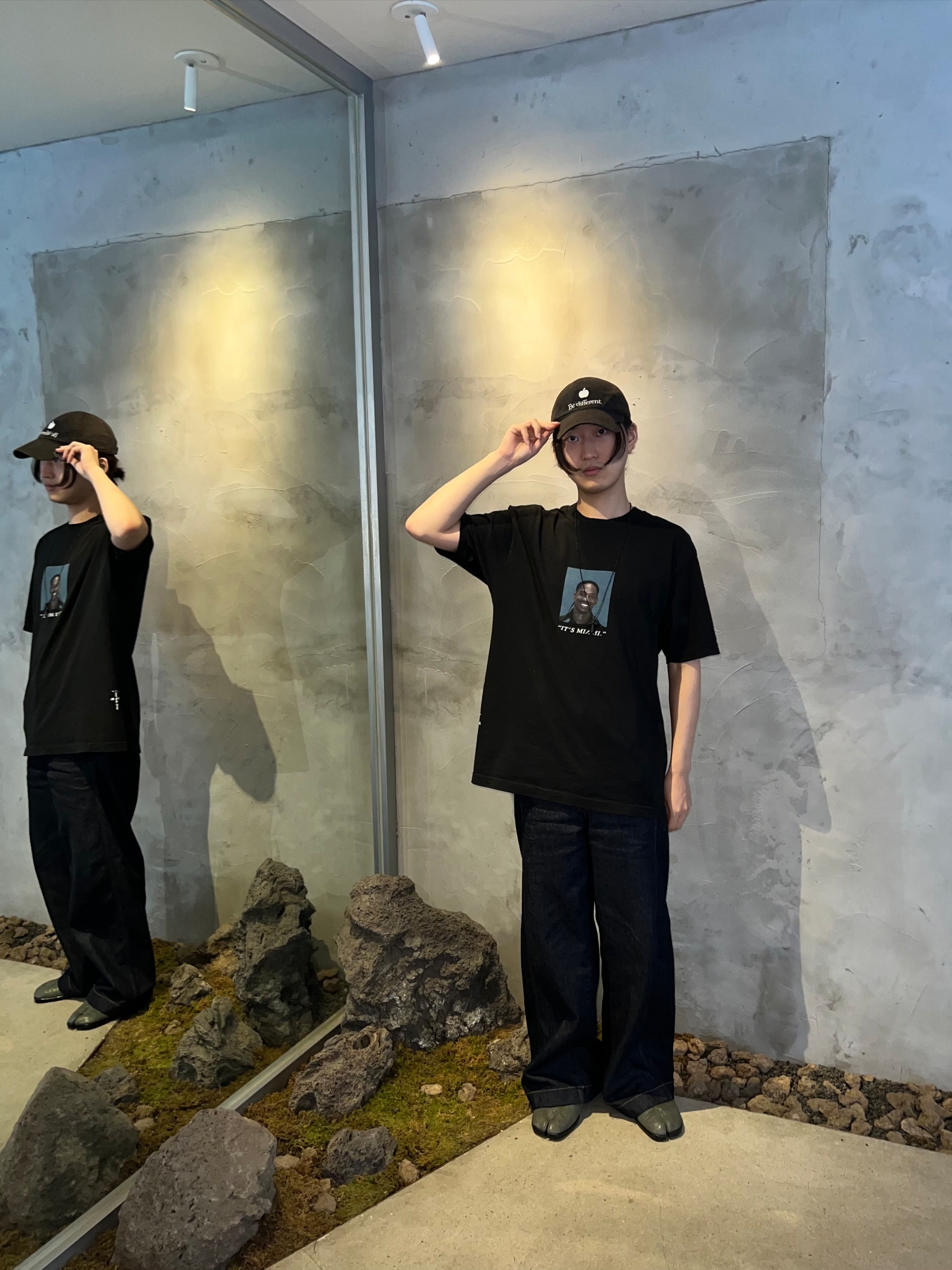 Travis Scott Free the Rage T-Shirt #2 Black, Maison Margiela Slip-On Tabi Shoes Black 착용 스타일 - 2