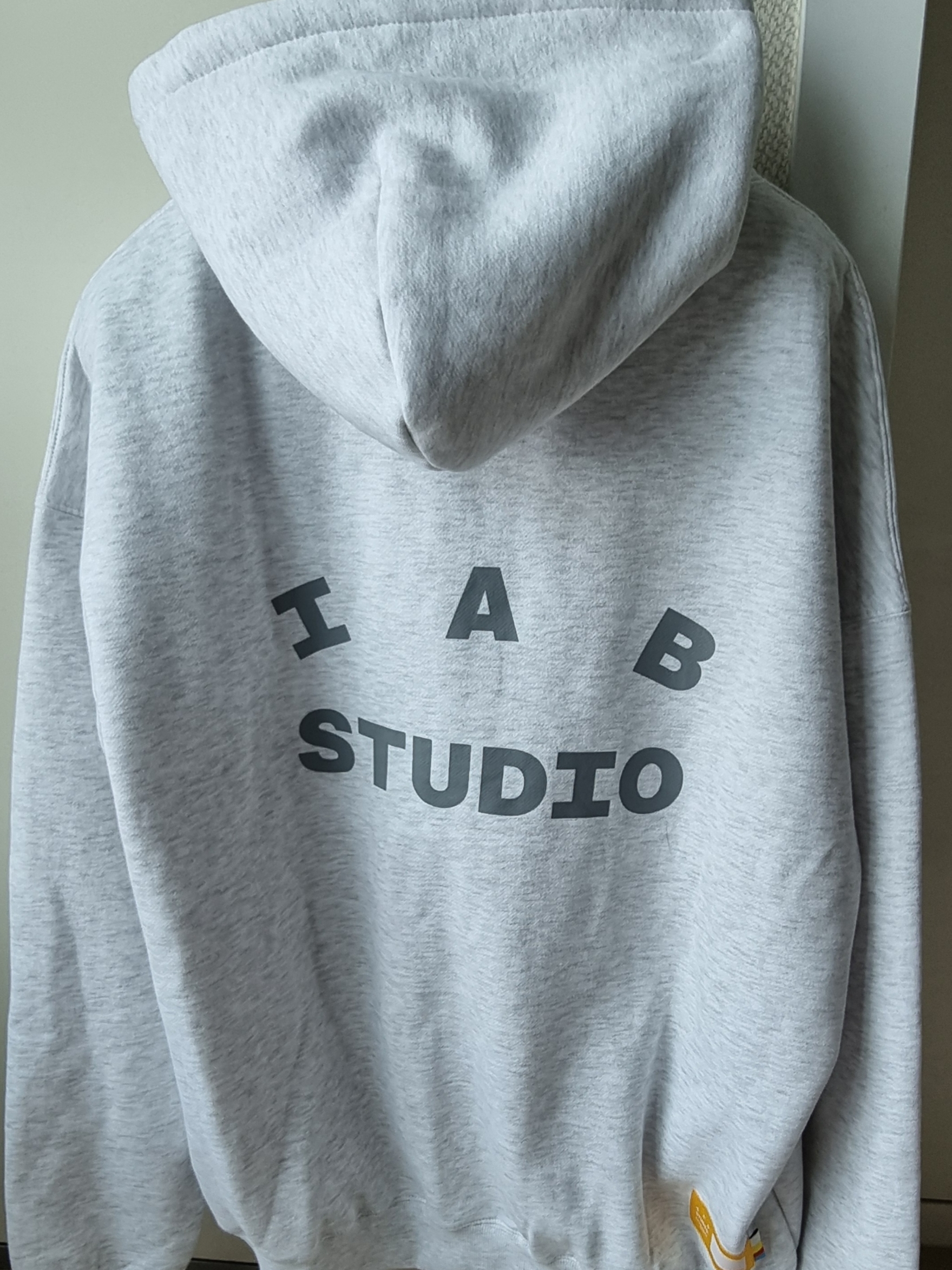 IAB Studio Hoodie Light Gray 착용 스타일 - 1