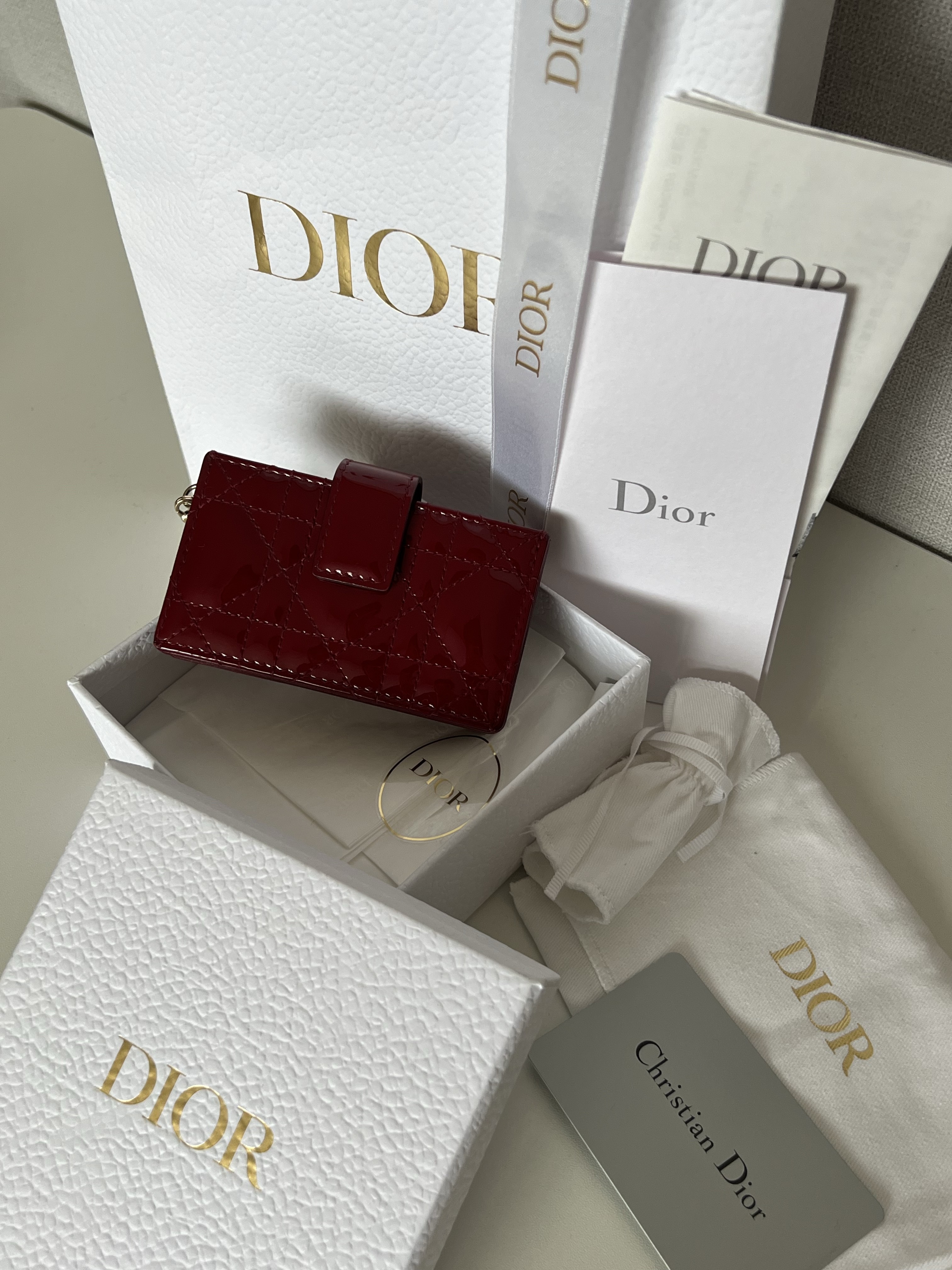 Dior Lady 5-Gusset Card Holder Patent Cannage Calfskin Cherry Red 착용 스타일