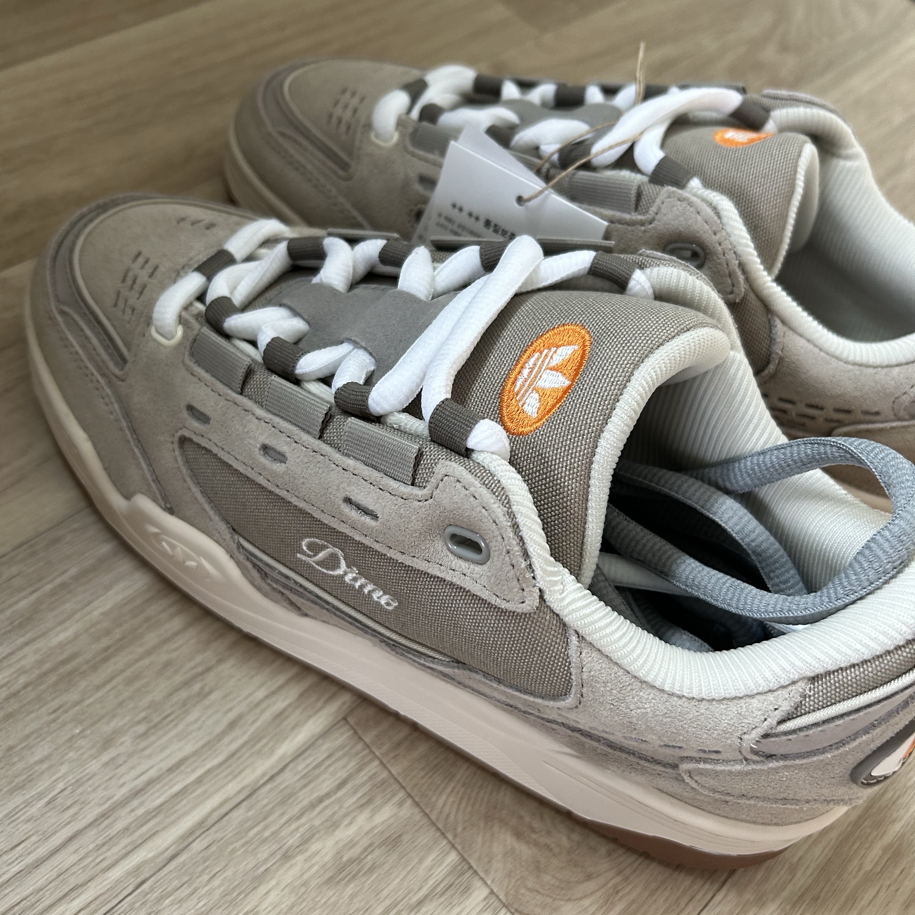 Adidas x Dime Adi 2000 Low Light Brown Chalk White 착용 스타일