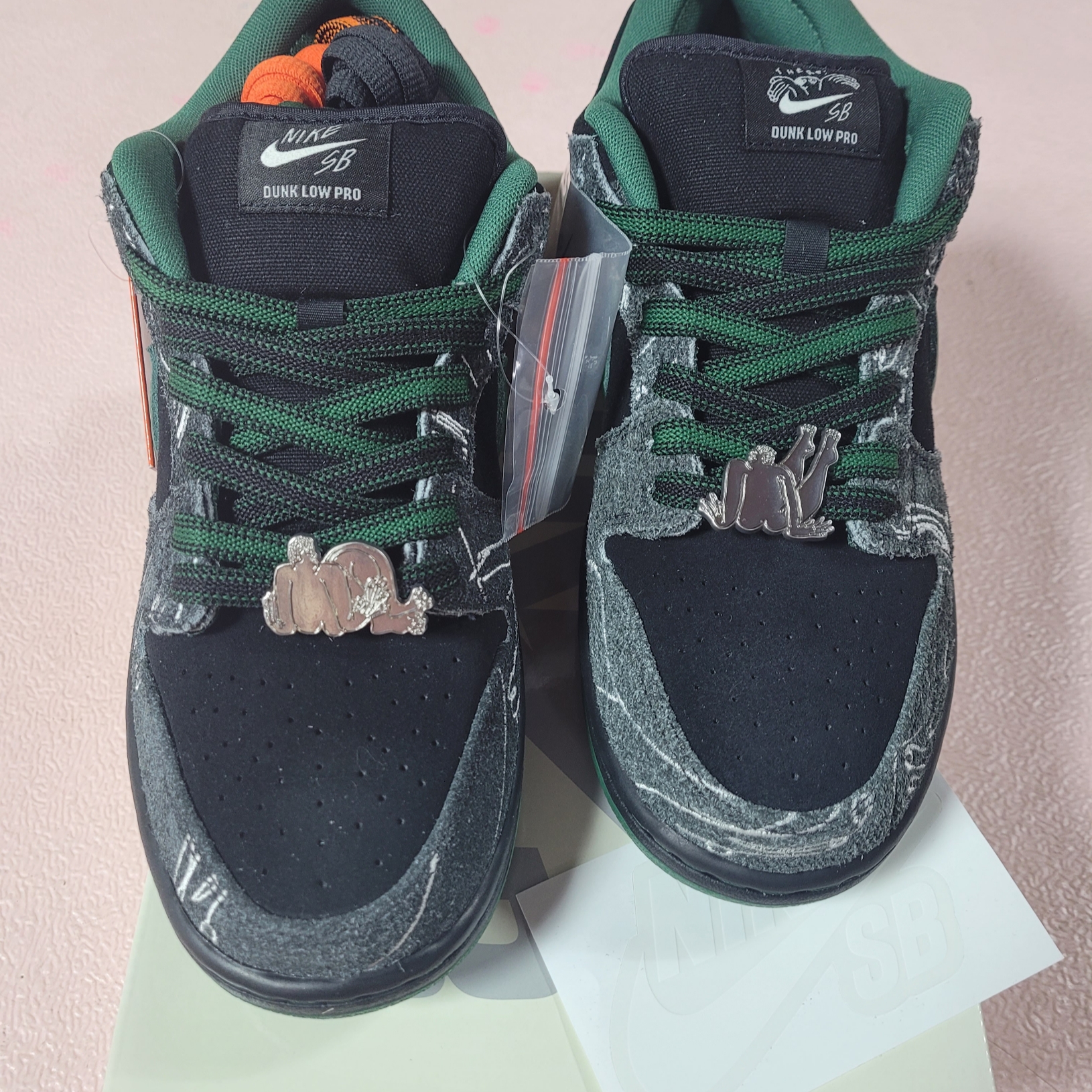 Nike x There SB Dunk Low Pro Anthracite and Gorge Green 착용 스타일
