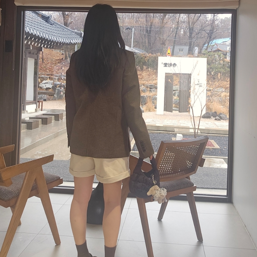 COS Quilted Micro Bag Dark Brown 착용 스타일 - 2