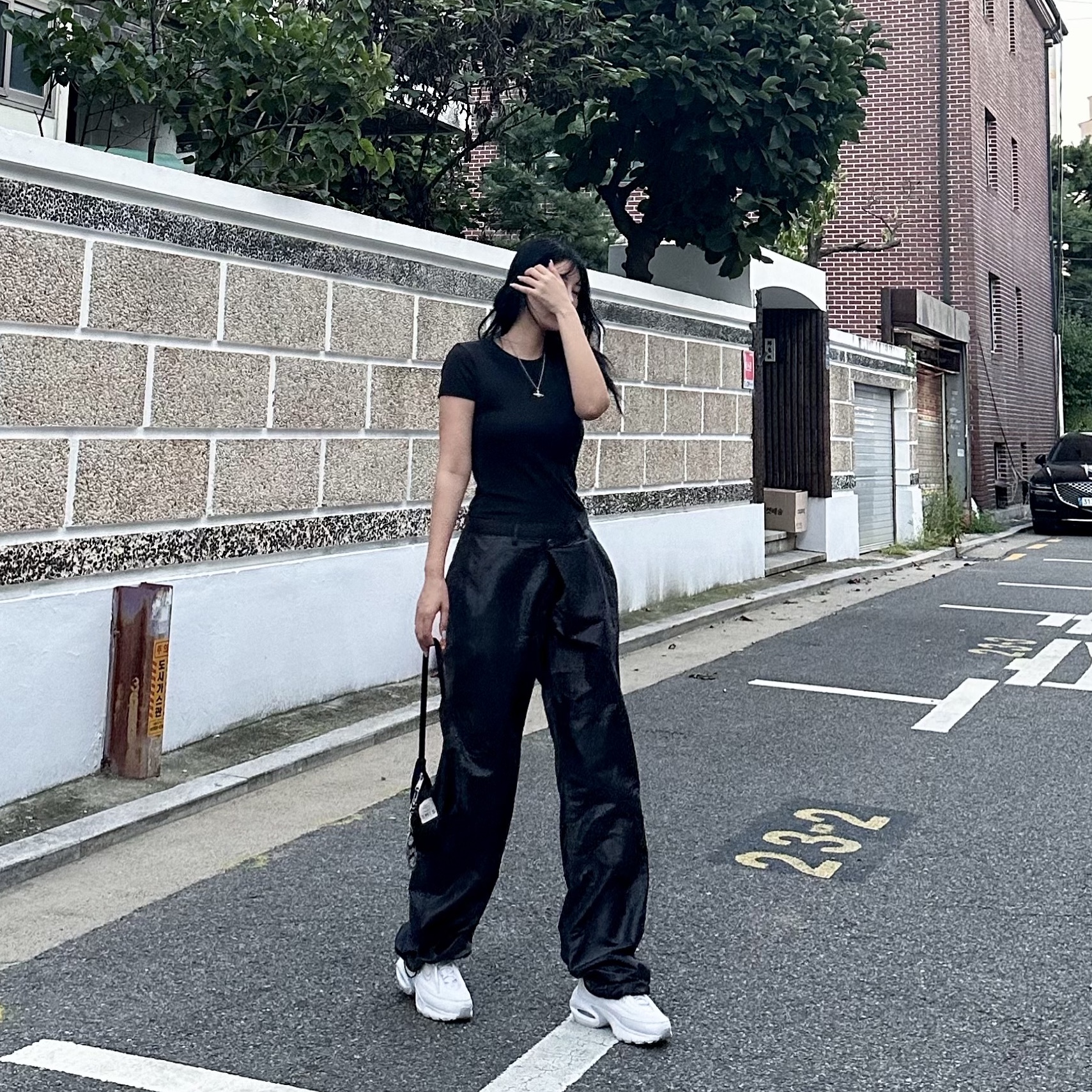 BORN TO WIN Complex Nylon Wide Pants Black 착용 스타일