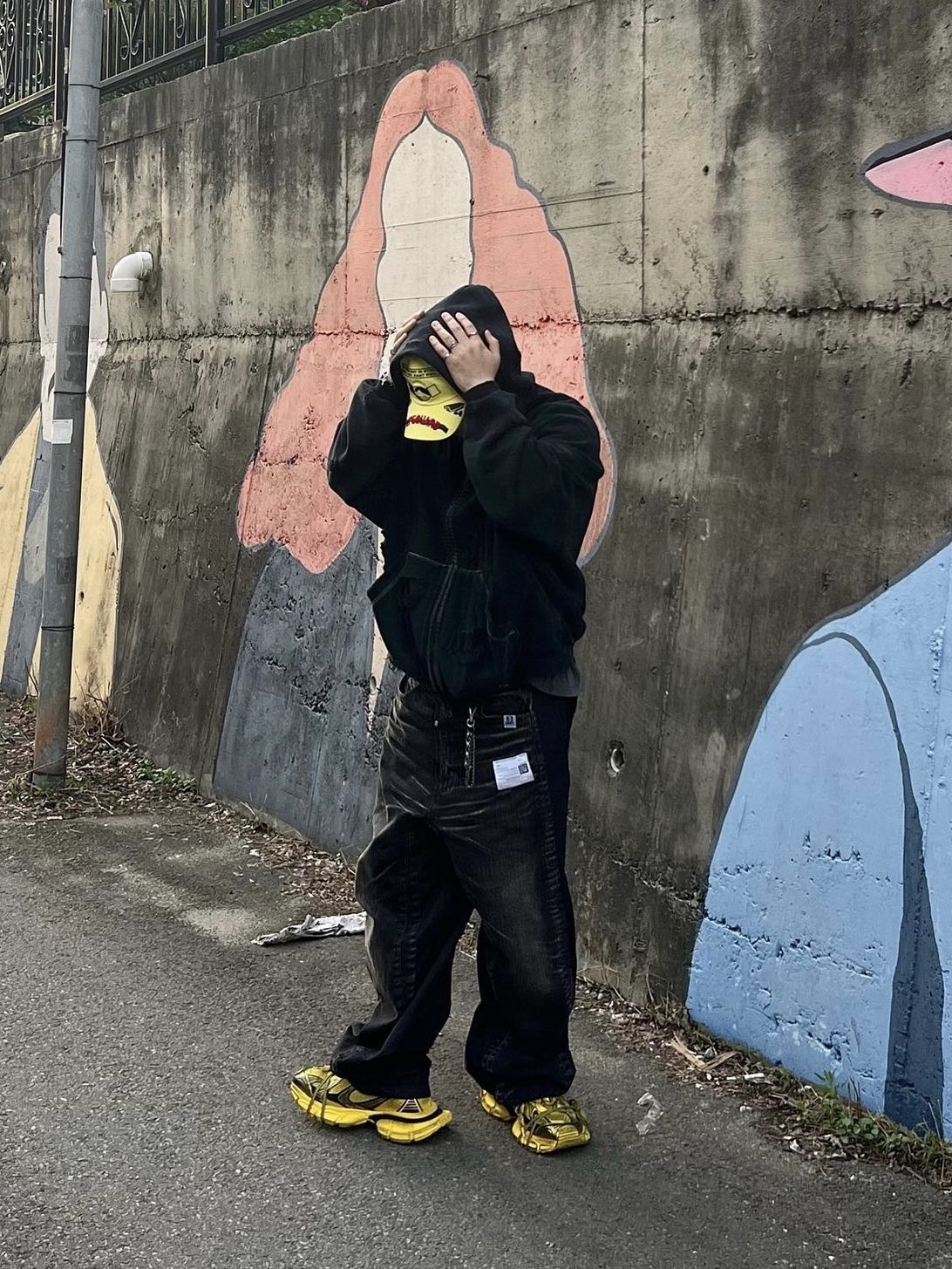 Balenciaga 3XL Sneakers Yellow Black 착용 스타일