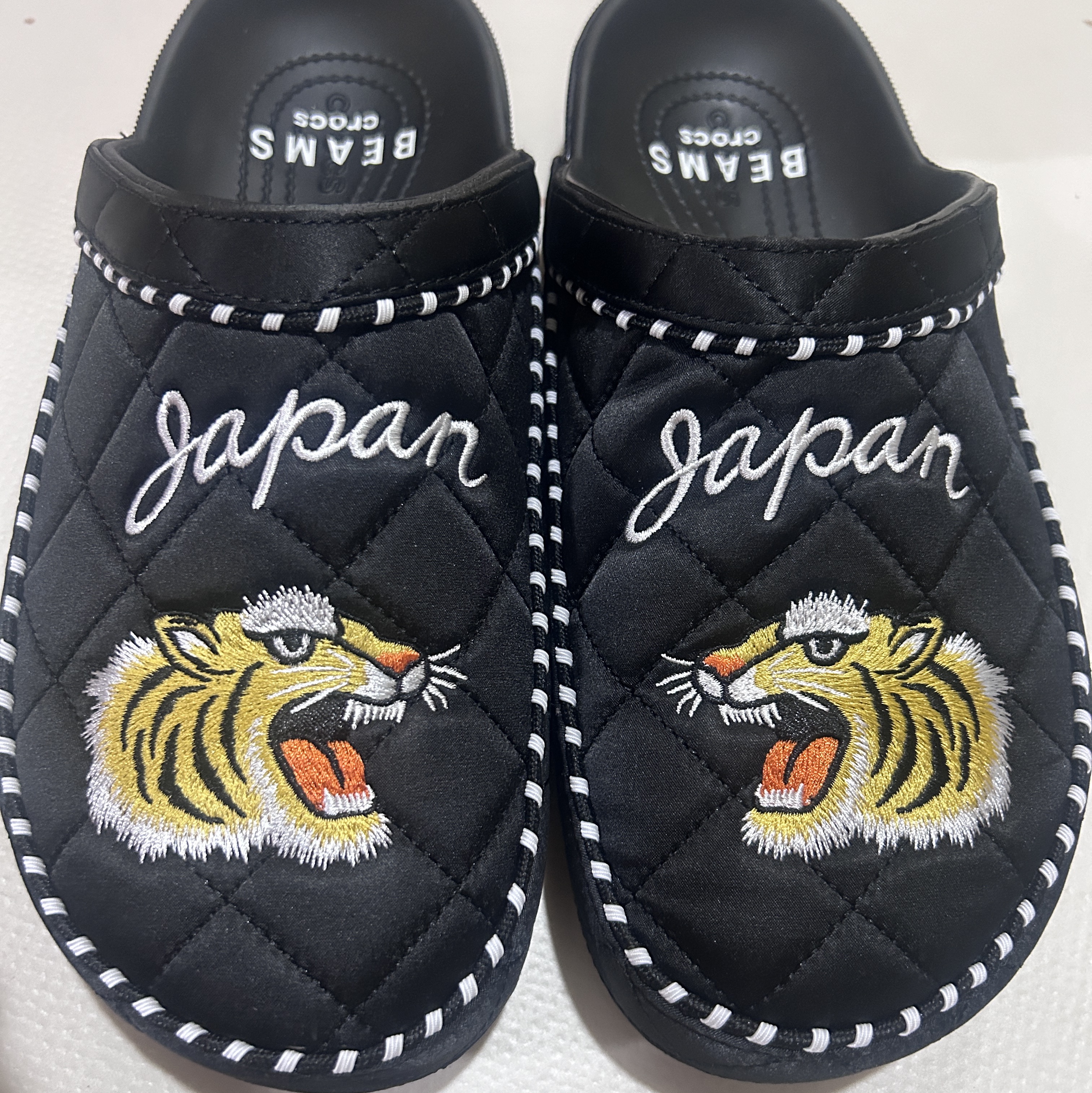 Crocs x Beams Dylan Clog Black White 착용 스타일