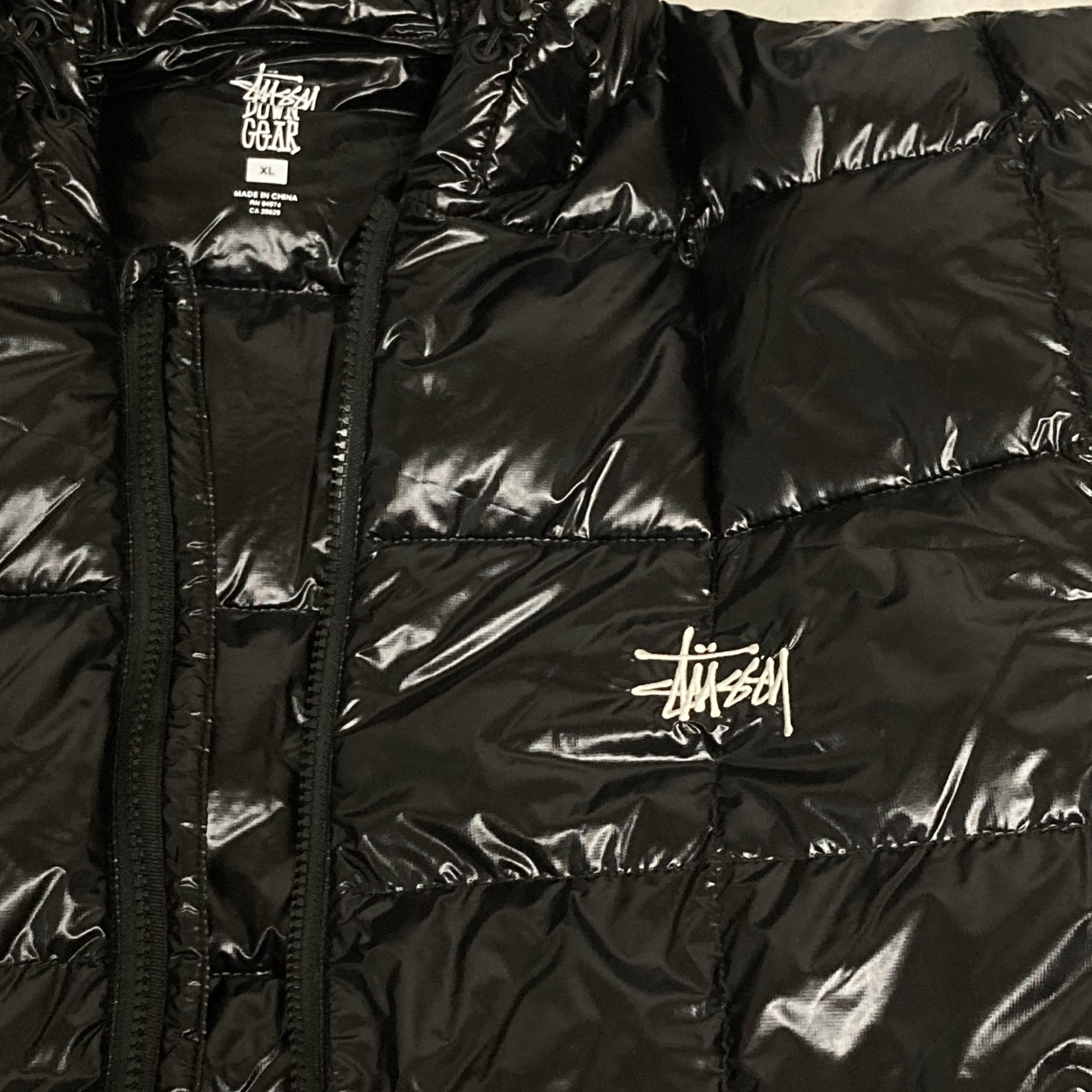 Stussy Midweight Hooded Puffer Black 착용 스타일 - 2