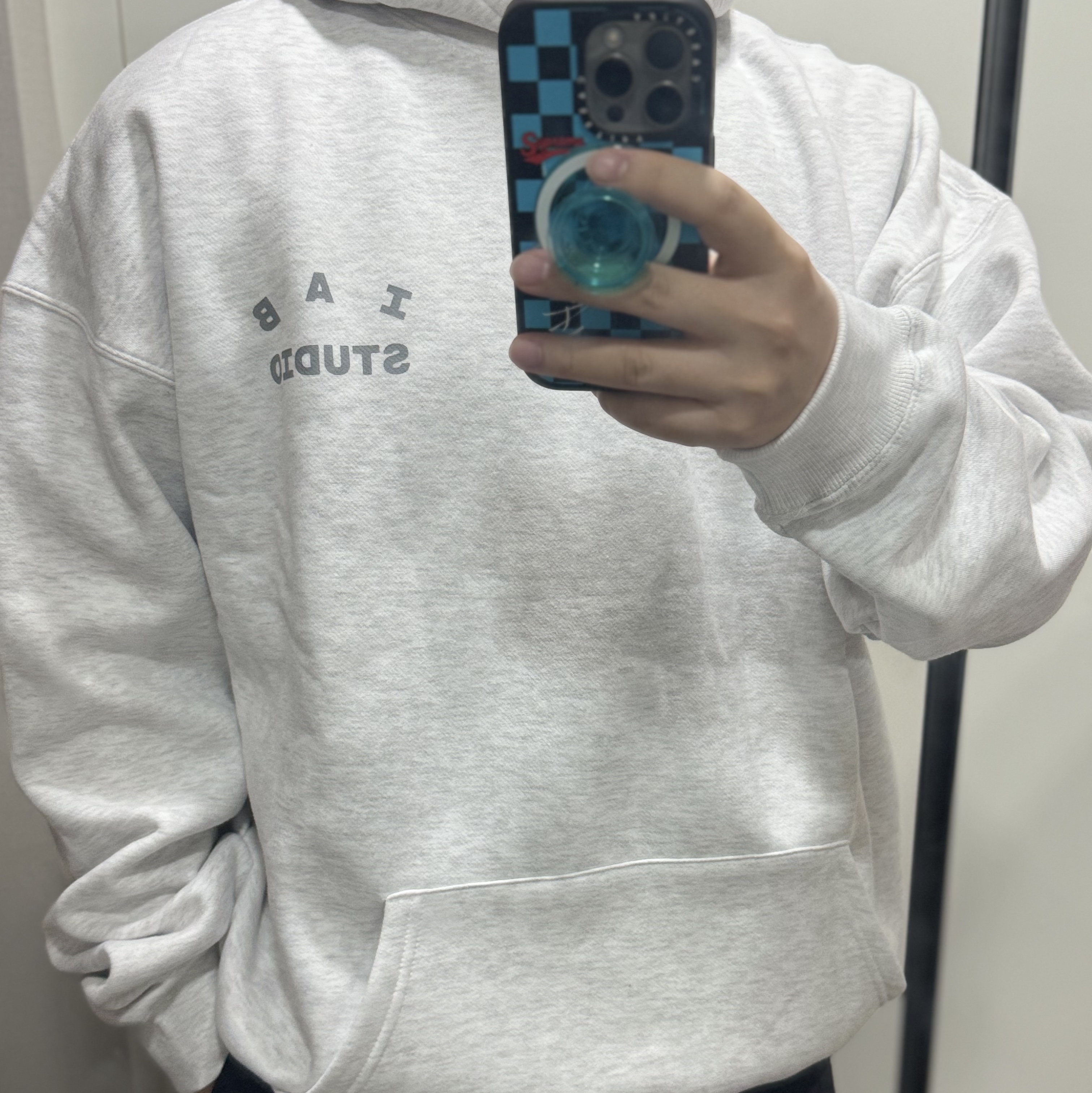 IAB Studio Hoodie Light Gray 착용 스타일