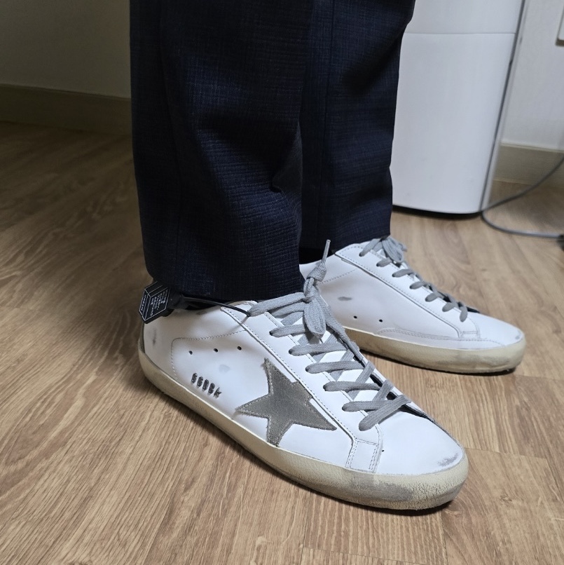 Golden Goose Superstar White Black Heel Tab Sneakers 착용 스타일