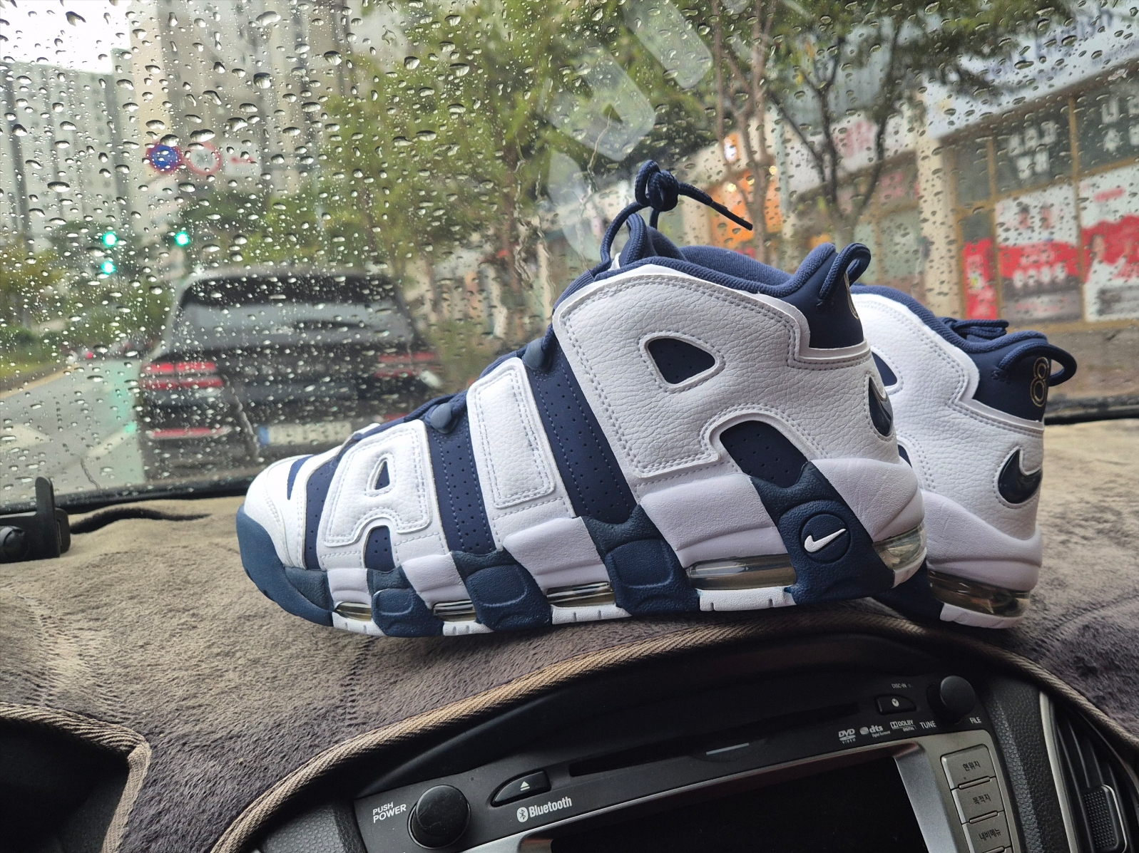 Nike Air More Uptempo 96 White Midnight Navy 착용 스타일 - 1