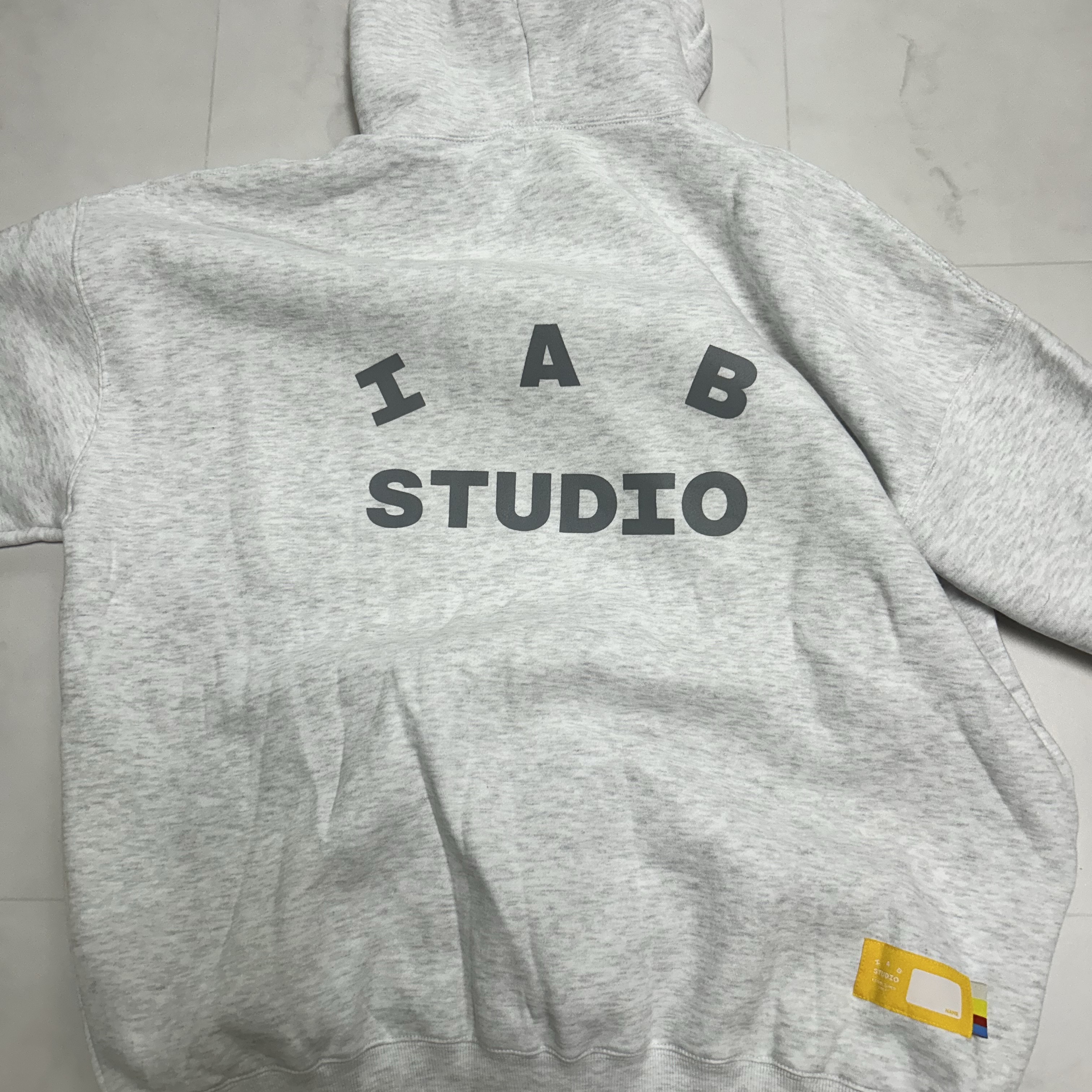 IAB Studio Hoodie Light Gray 착용 스타일 - 3