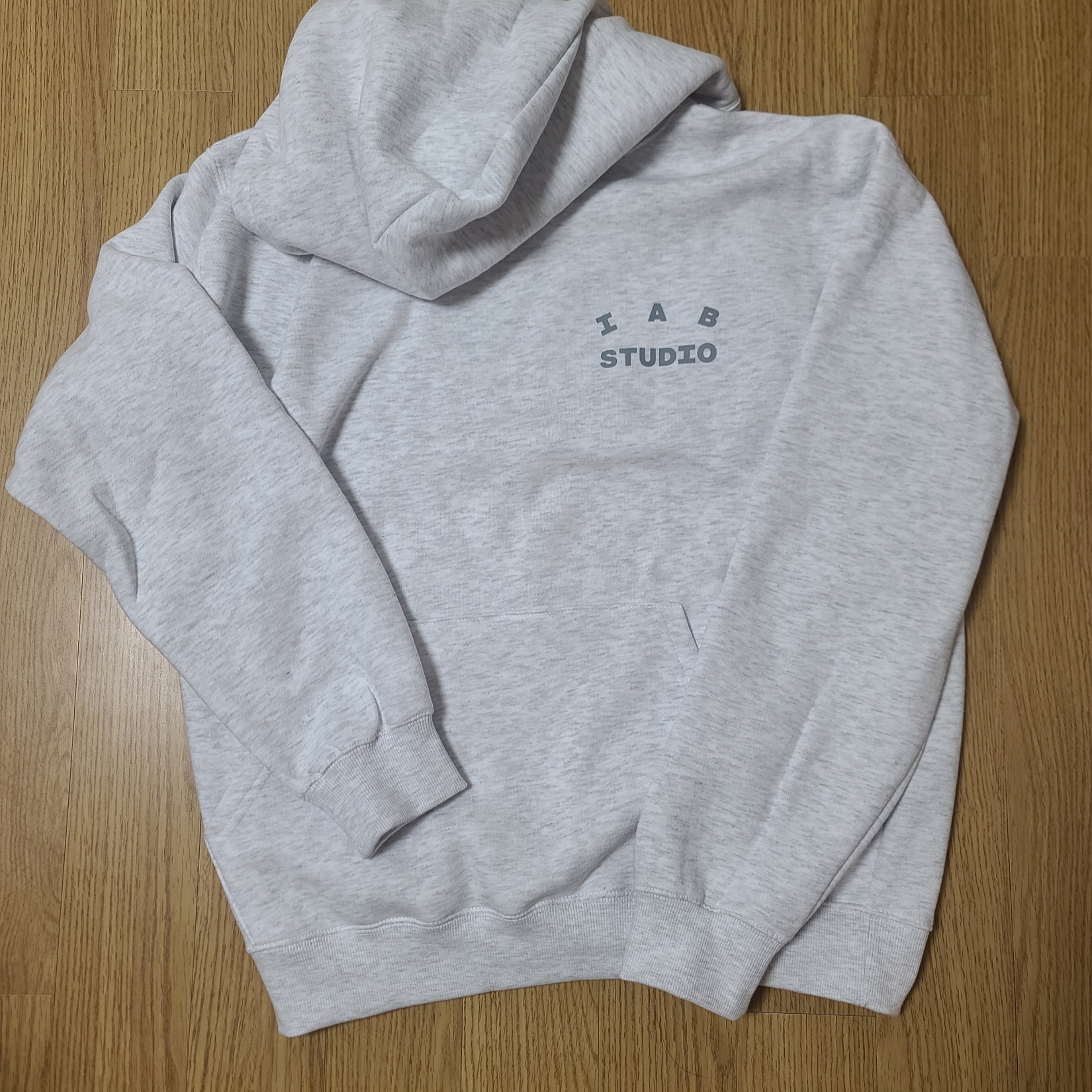 IAB Studio Hoodie Light Gray 착용 스타일 - 2