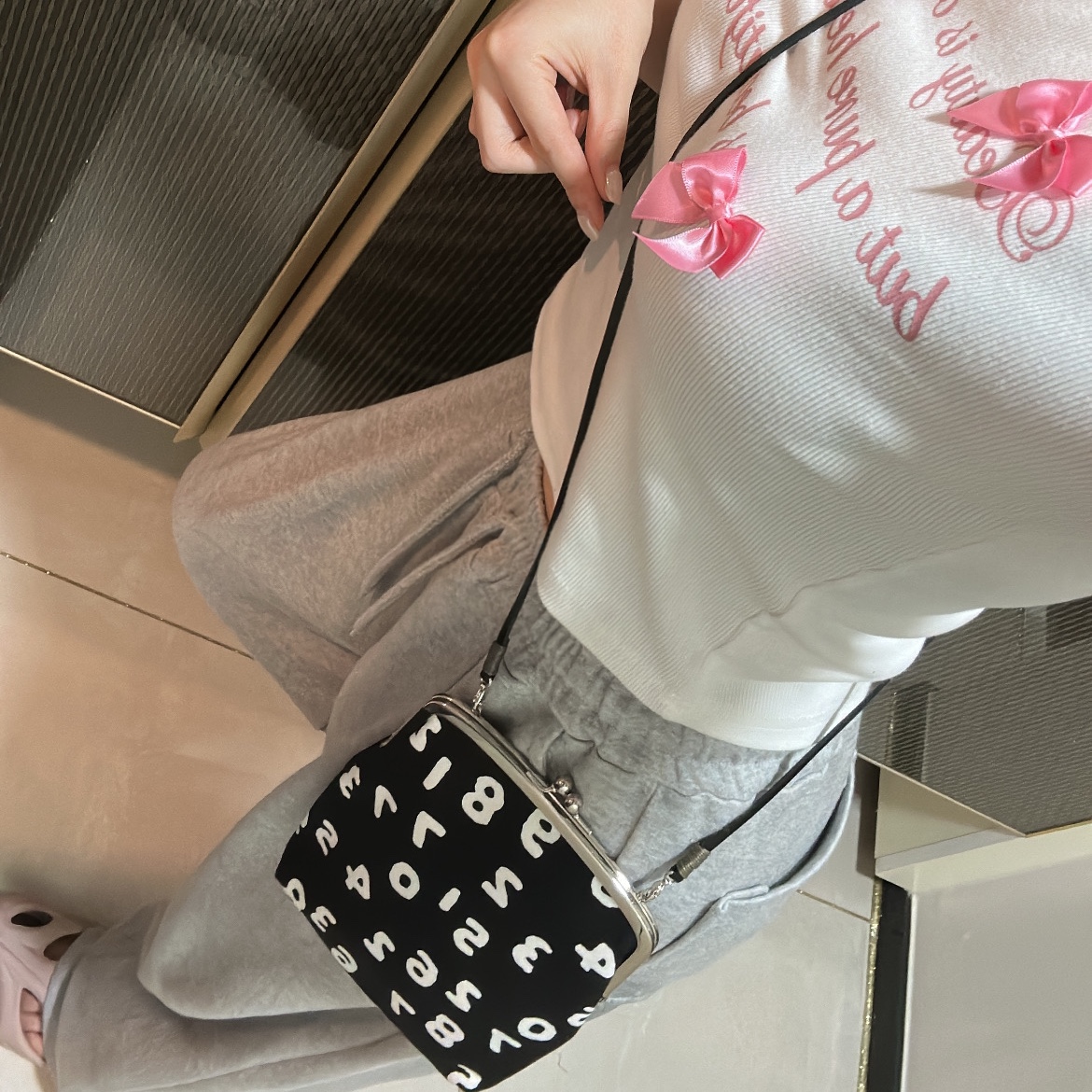 Sou Sou Canvas Soft Gamaguchi Bag Large Black (with 110cm Black Leather Strap), (W) Keen Shanti Fawn Merlot 착용 스타일