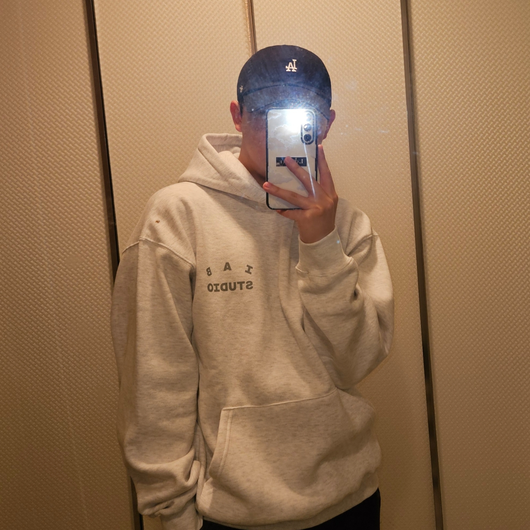 IAB Studio Hoodie Light Gray 착용 스타일