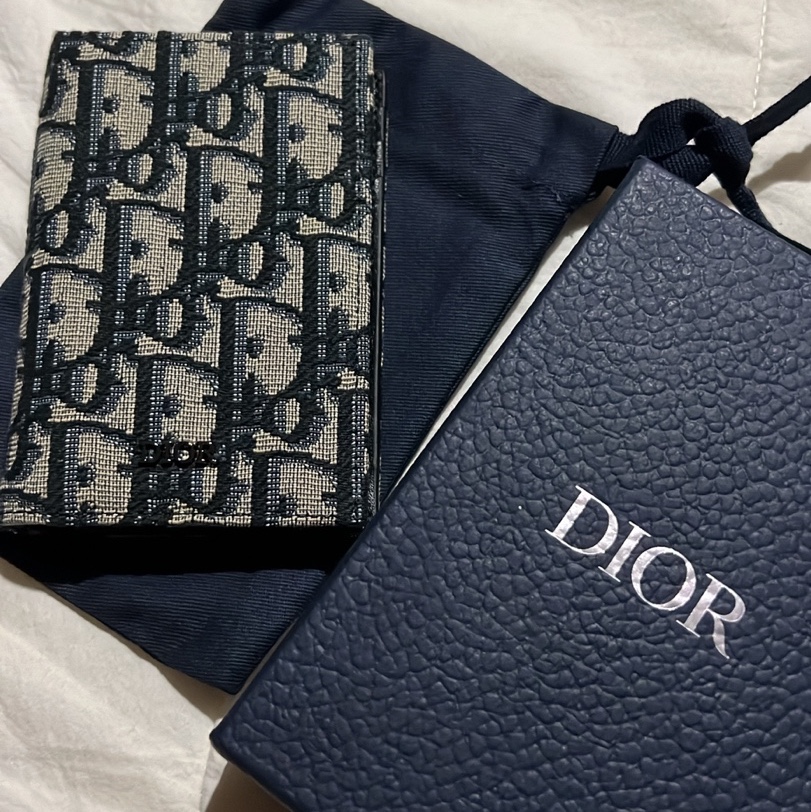 Dior Bi-Fold Card Holder Beige & Black Dior Oblique Jacquard 착용 스타일