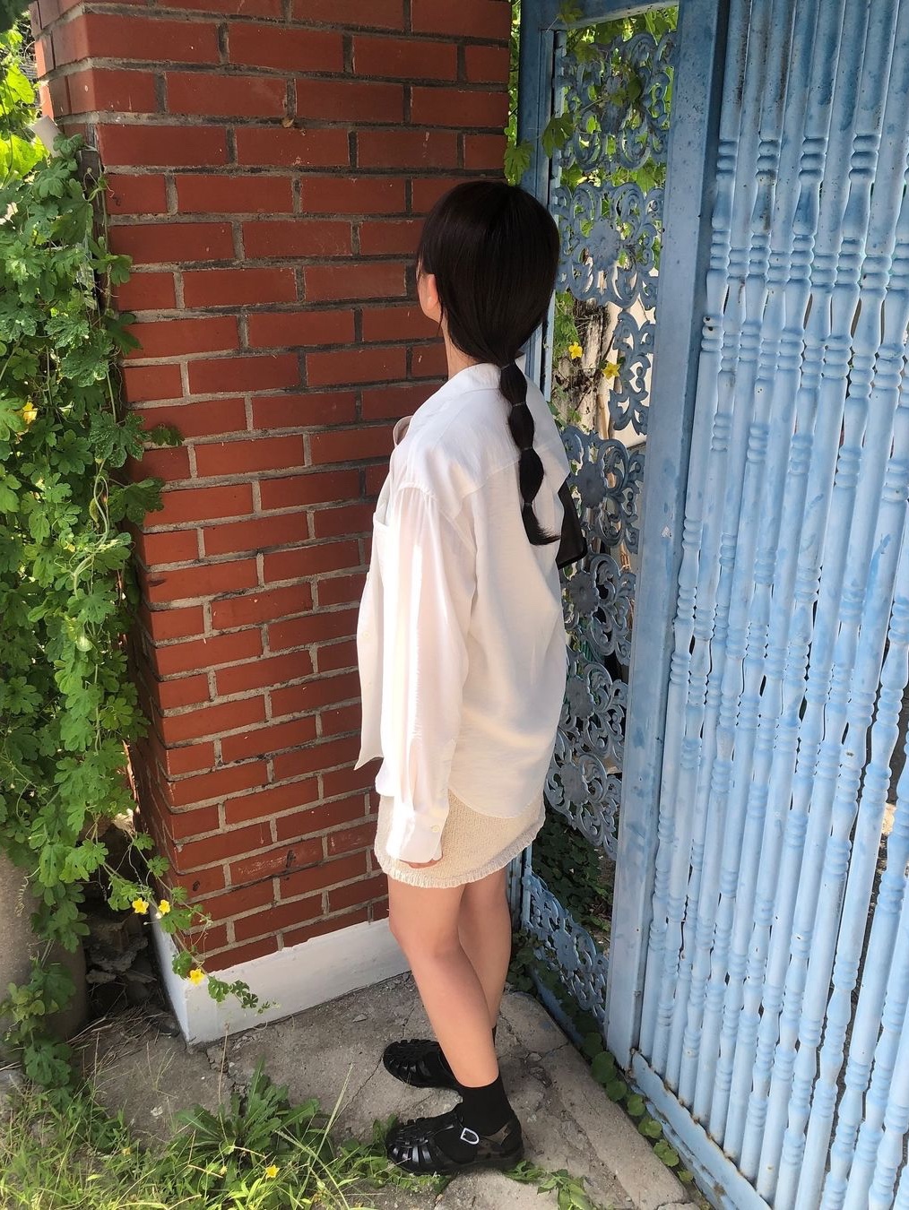 Siyazu SITP5160 Loose Fit Linkel Silky Shirt White 착용 스타일 - 4