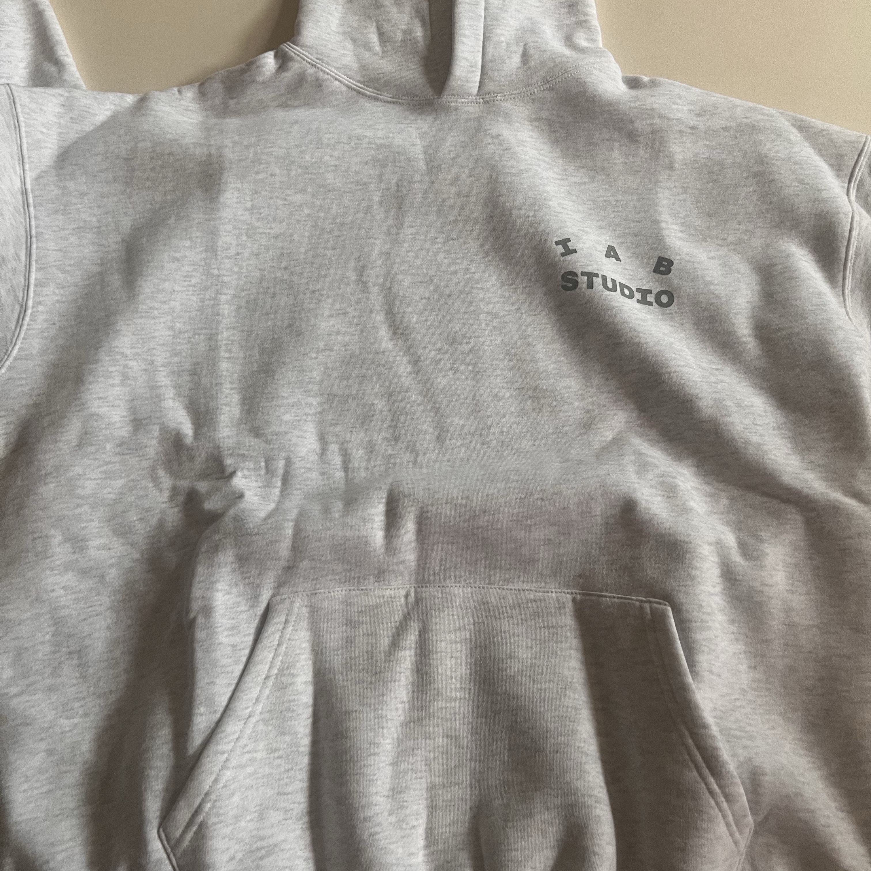 IAB Studio Hoodie Light Gray 착용 스타일 - 1