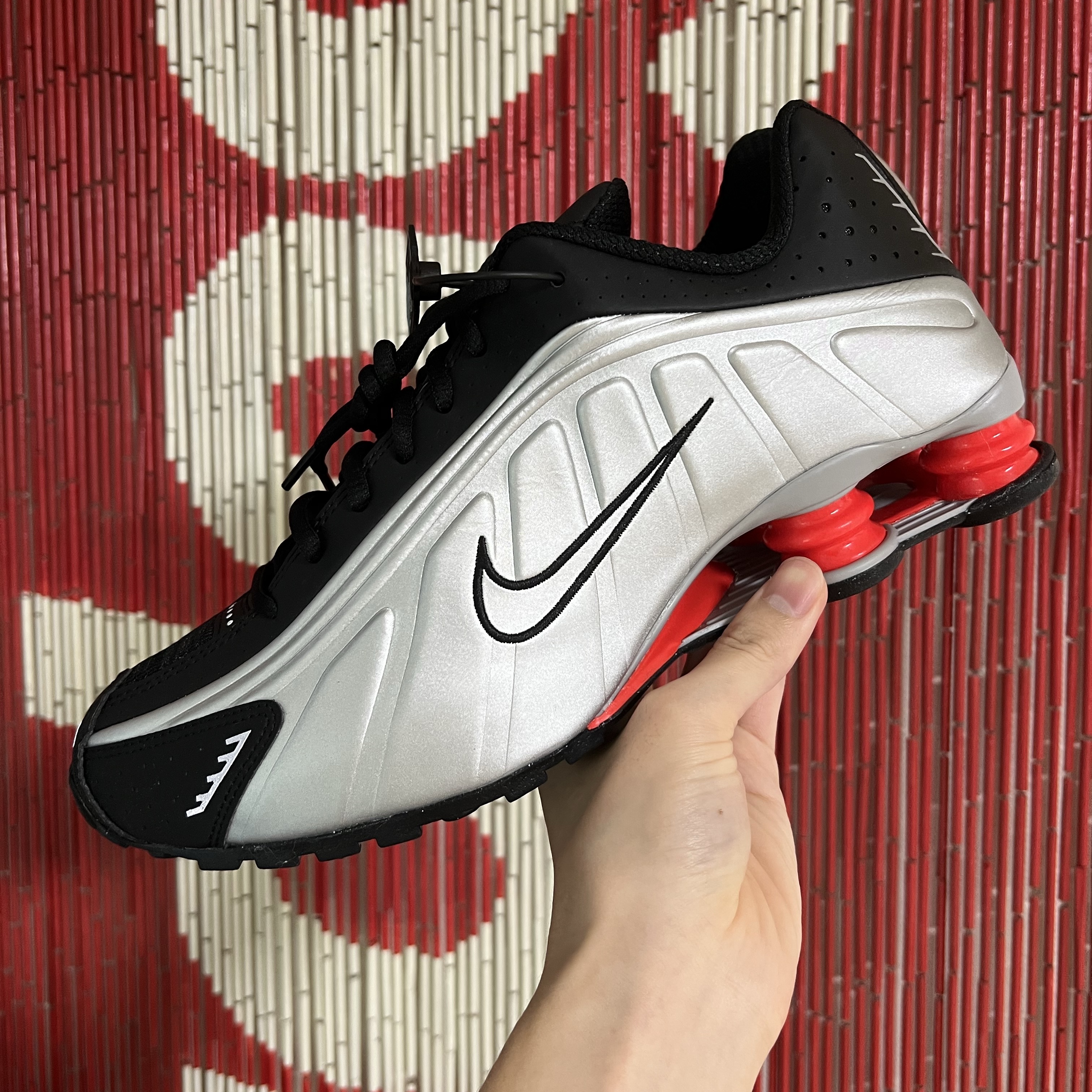 Nike Shox R4 Black and Metallic Silver 착용 스타일