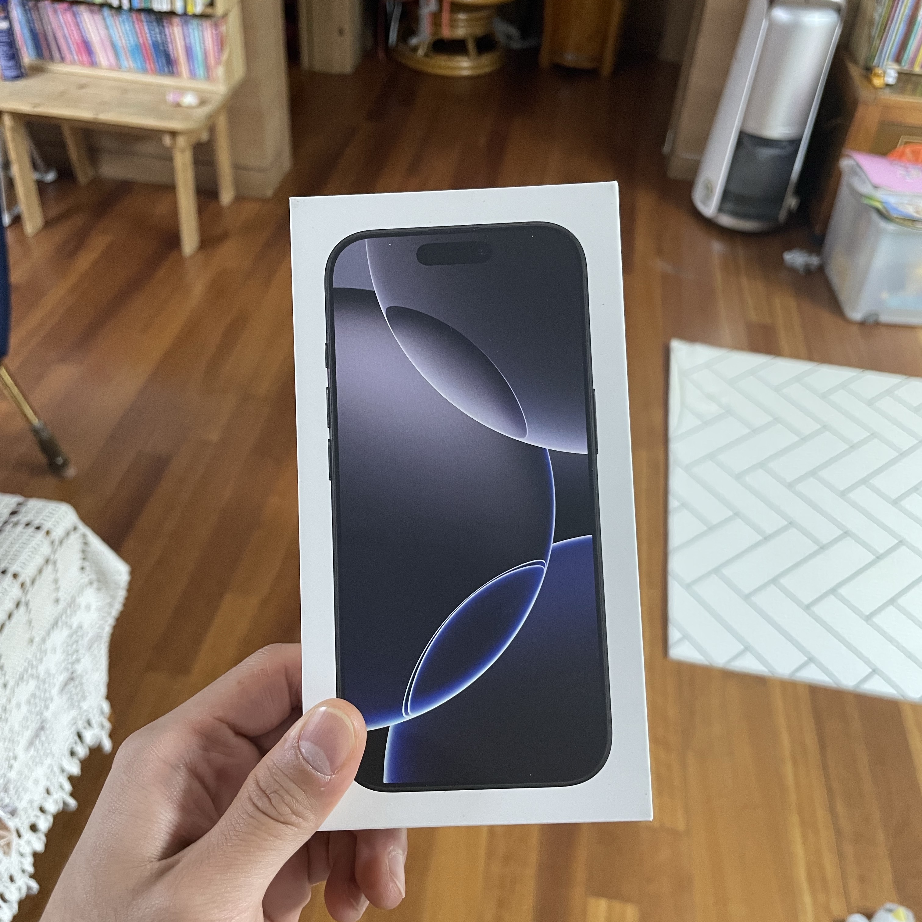 Apple iPhone 16 Pro 128GB Black Titanium (Korean Ver.), Apple iPad Air 5th Gen Wifi 64GB Space Gray (Korean Ver.) 착용 스타일 - 1