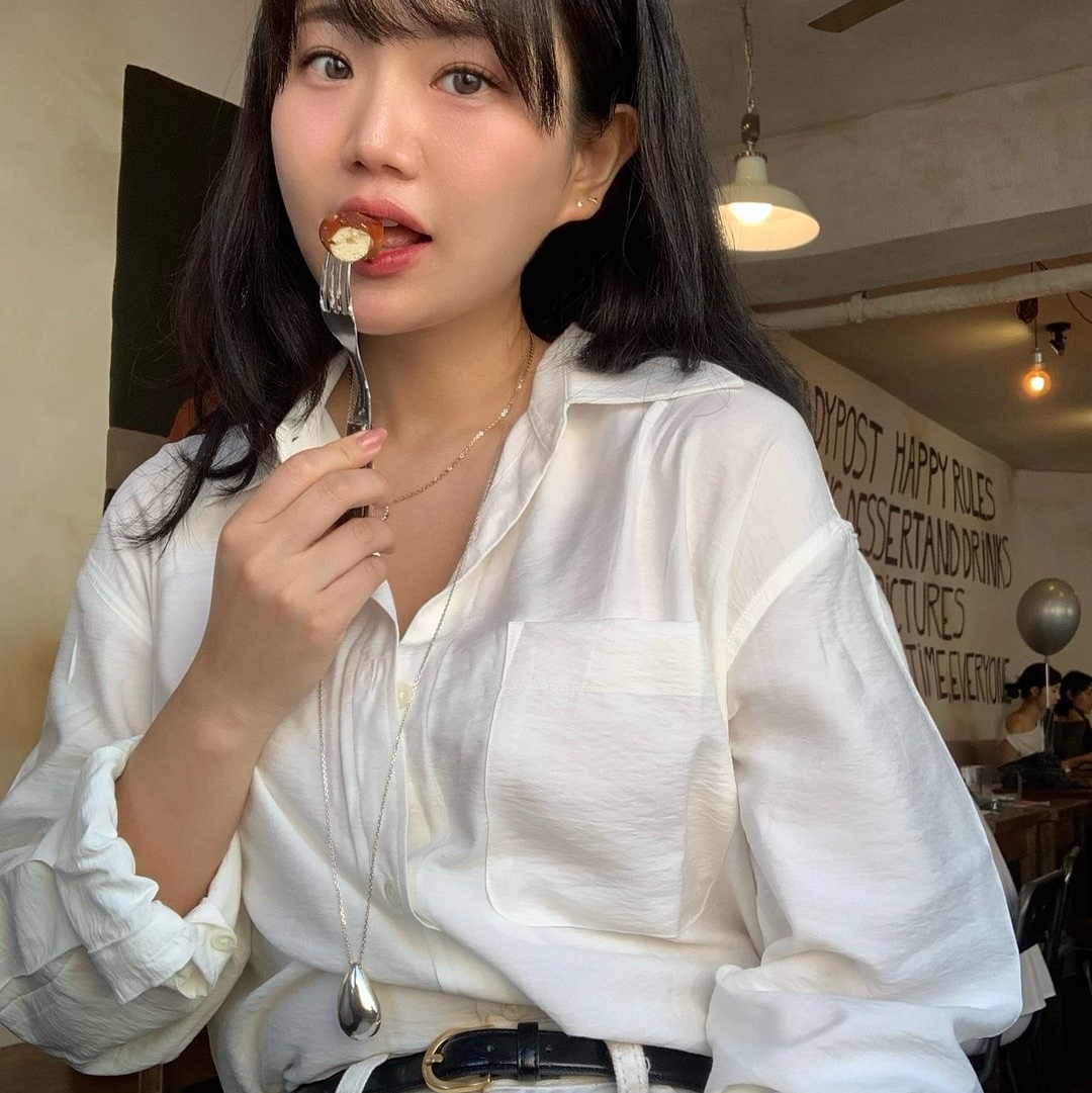 Siyazu SITP5160 Loose Fit Linkel Silky Shirt White 착용 스타일 - 4