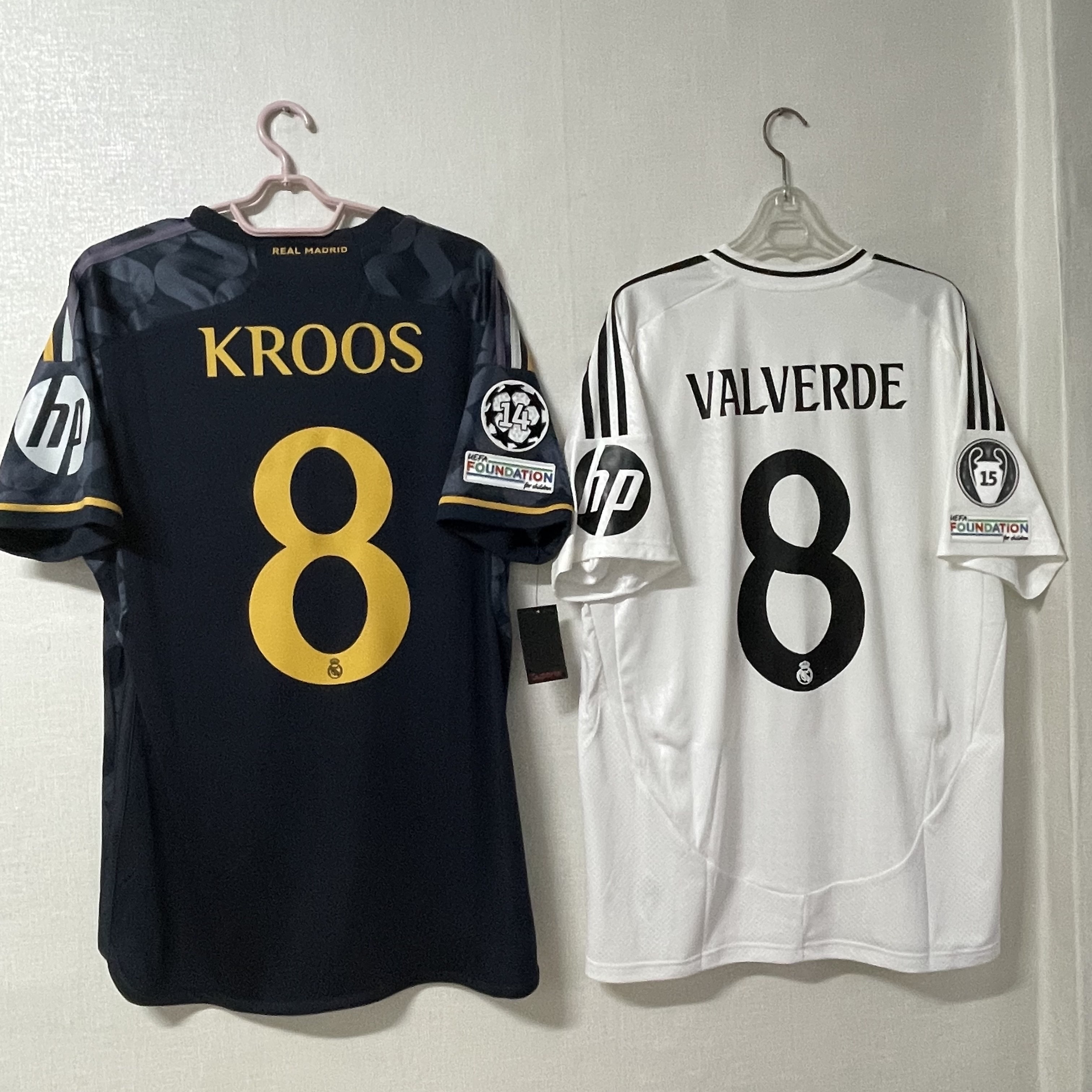 Adidas Real Madrid 2024/25 Home Jersey White - KR Sizing (Non Marking Ver.), Adidas Real Madrid 2023/24 Away Jersey Legend Ink Preloved Yellow - KR Sizing (Non Marking Ver.) 착용 스타일 - 1