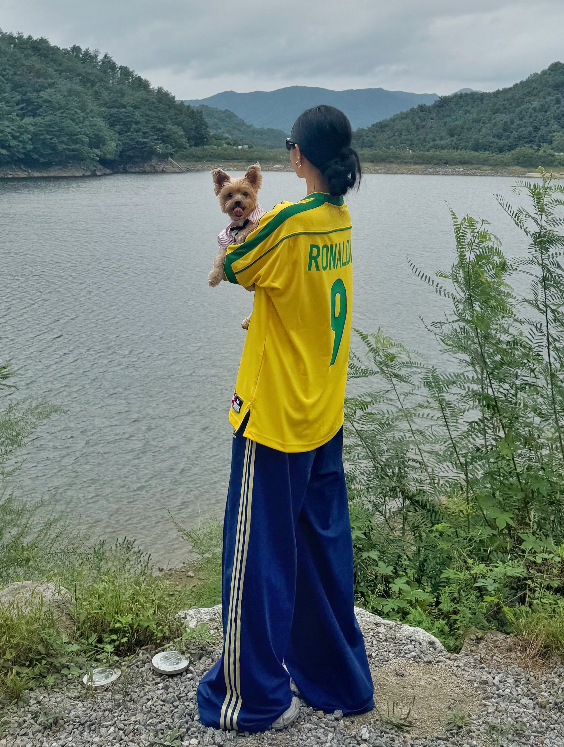 Nike Brazil 1998 Reissue Soccer Replica Jersey Varsity Maize Ronaldo (Marking Ver.), Balenciaga Swift Oval Sunglasses Black 착용 스타일 - 2