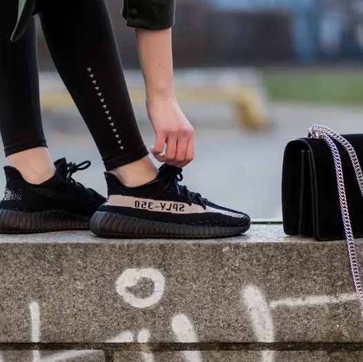 Adidas Yeezy Boost 350 V2 Core Black White 2022, Visvim FBT Lhamo Folk Light Brown - 23SS 착용 스타일 - 2