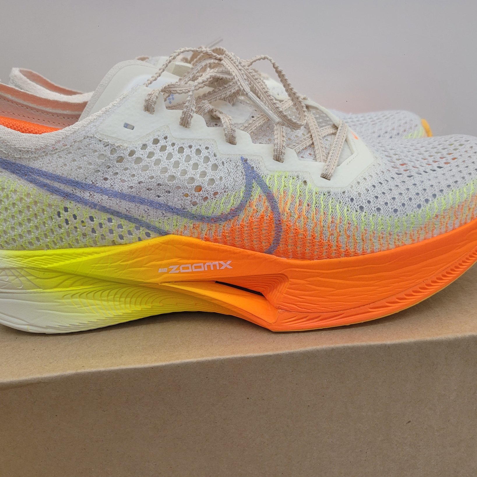 Nike ZoomX Vaporfly Next% 3 Sail Cobalt Bliss Total Orange 착용 스타일