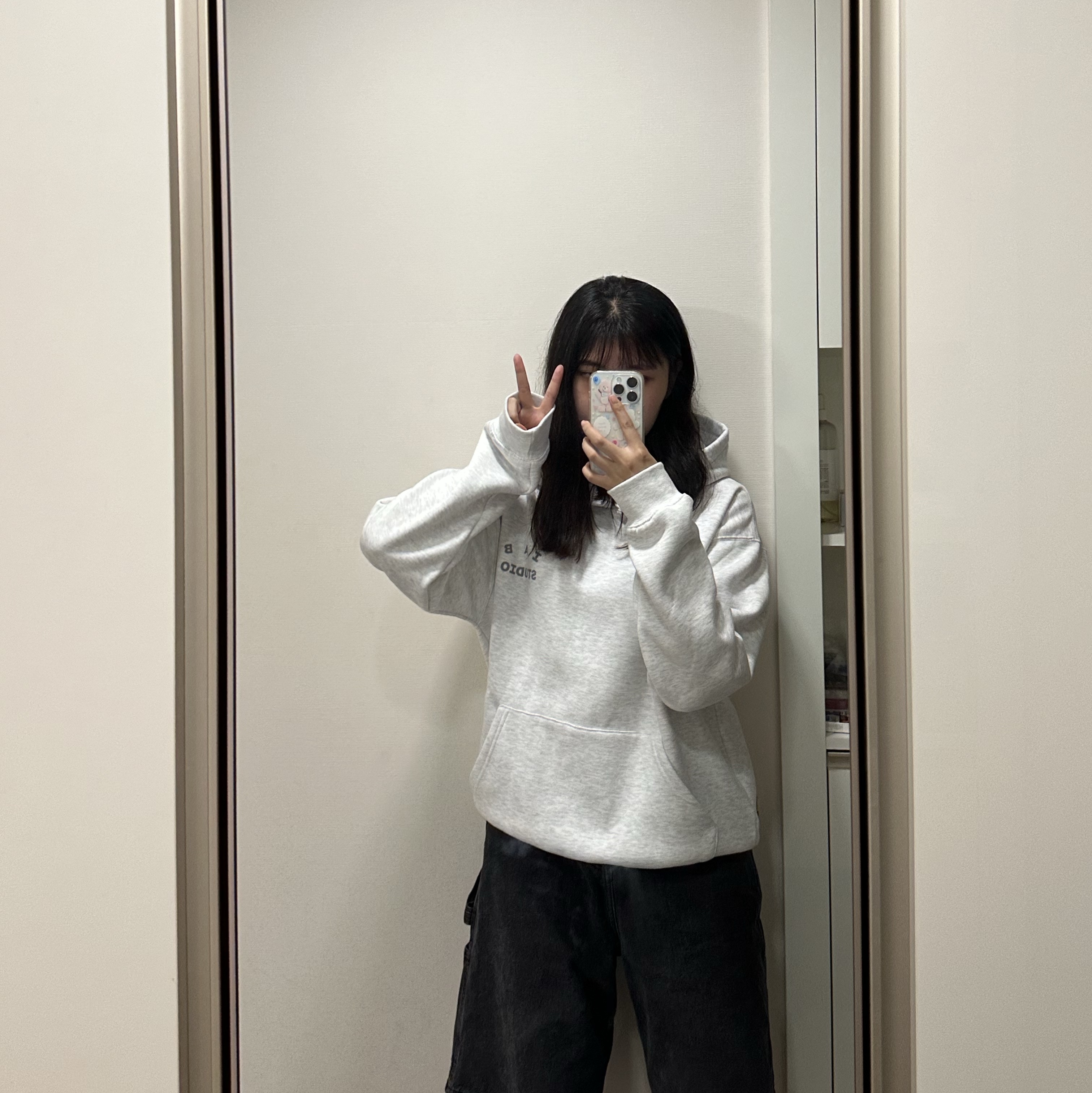 IAB Studio Hoodie Light Gray 착용 스타일 - 3
