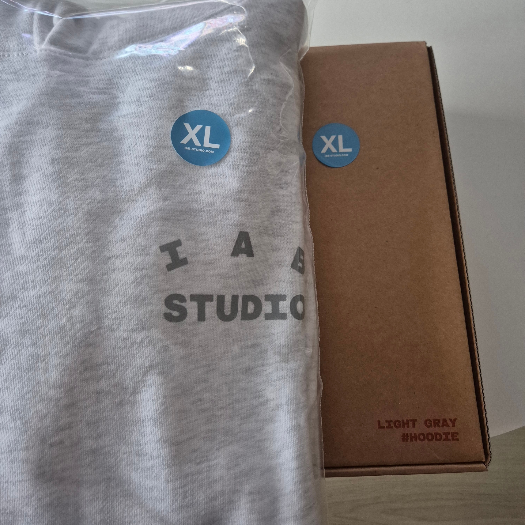 IAB Studio Hoodie Light Gray 착용 스타일 - 2